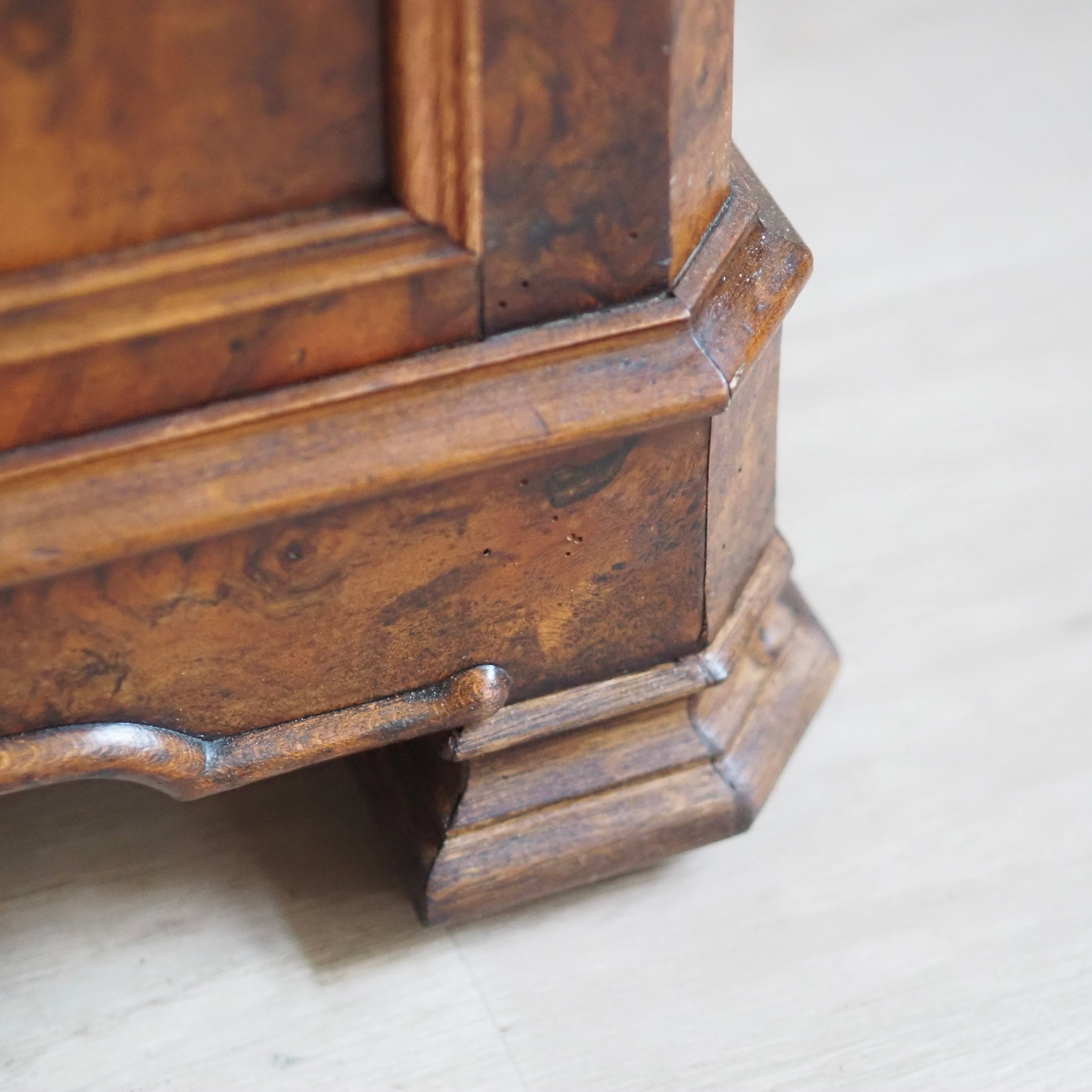 EPOCHE 1880 - Antike Spiegelkommode mit weißem Marmor aus der Gründerzeit