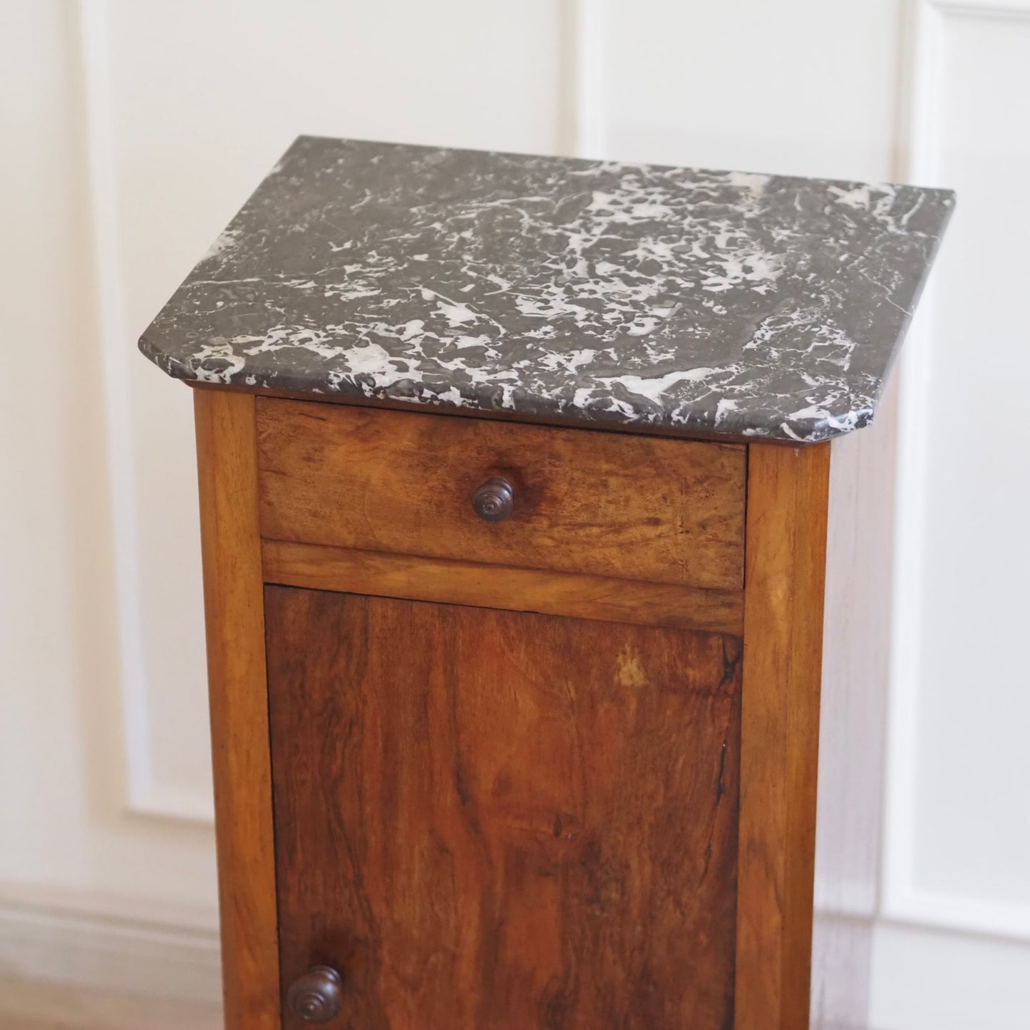EPOCHE 1900 - Antiker Nachtschrank aus Wurzelholz mit schwarzem Marmor