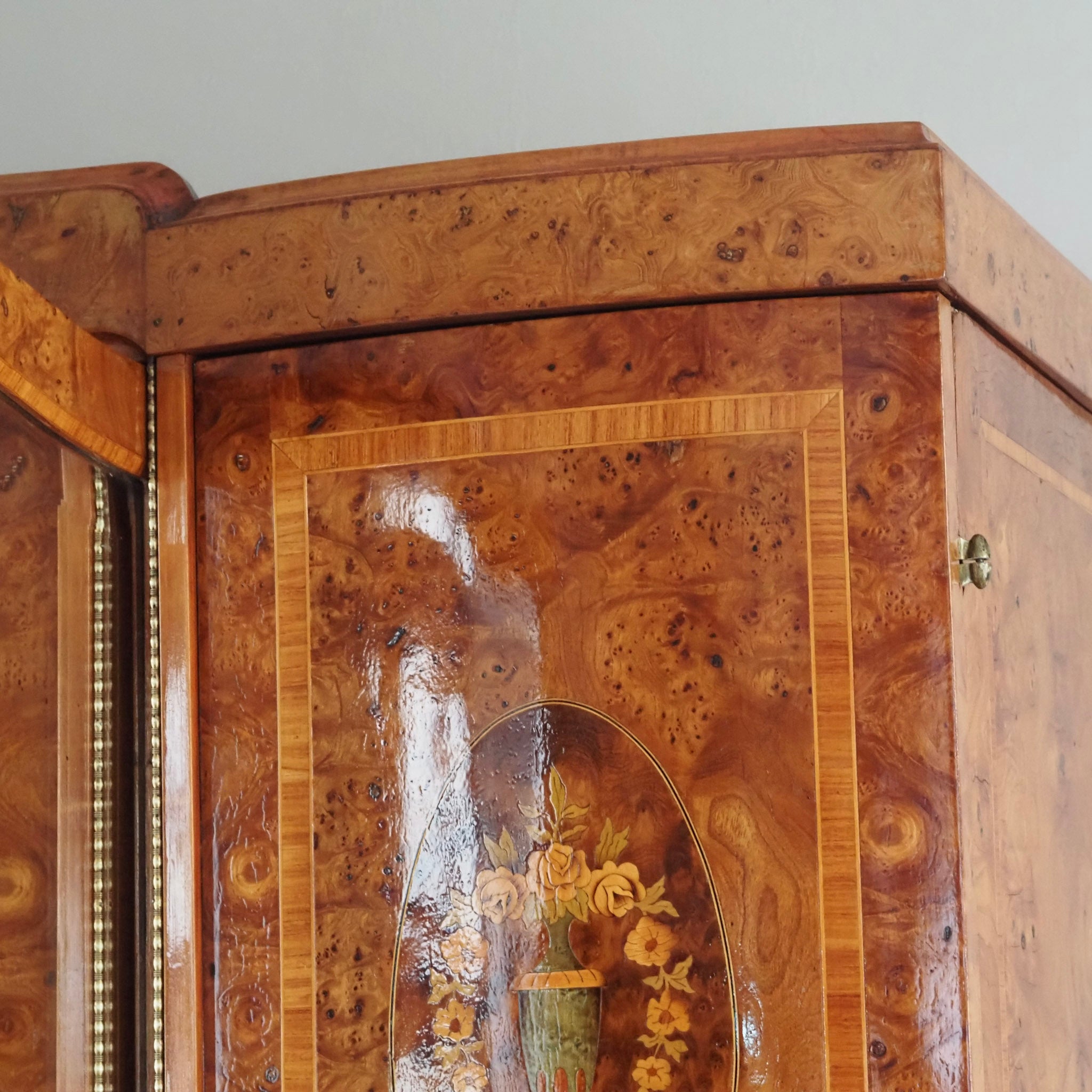 Französischer Kleiderschrank mit Wurzelholz und Intarsien - Großer Spiegel, um 1880–1900