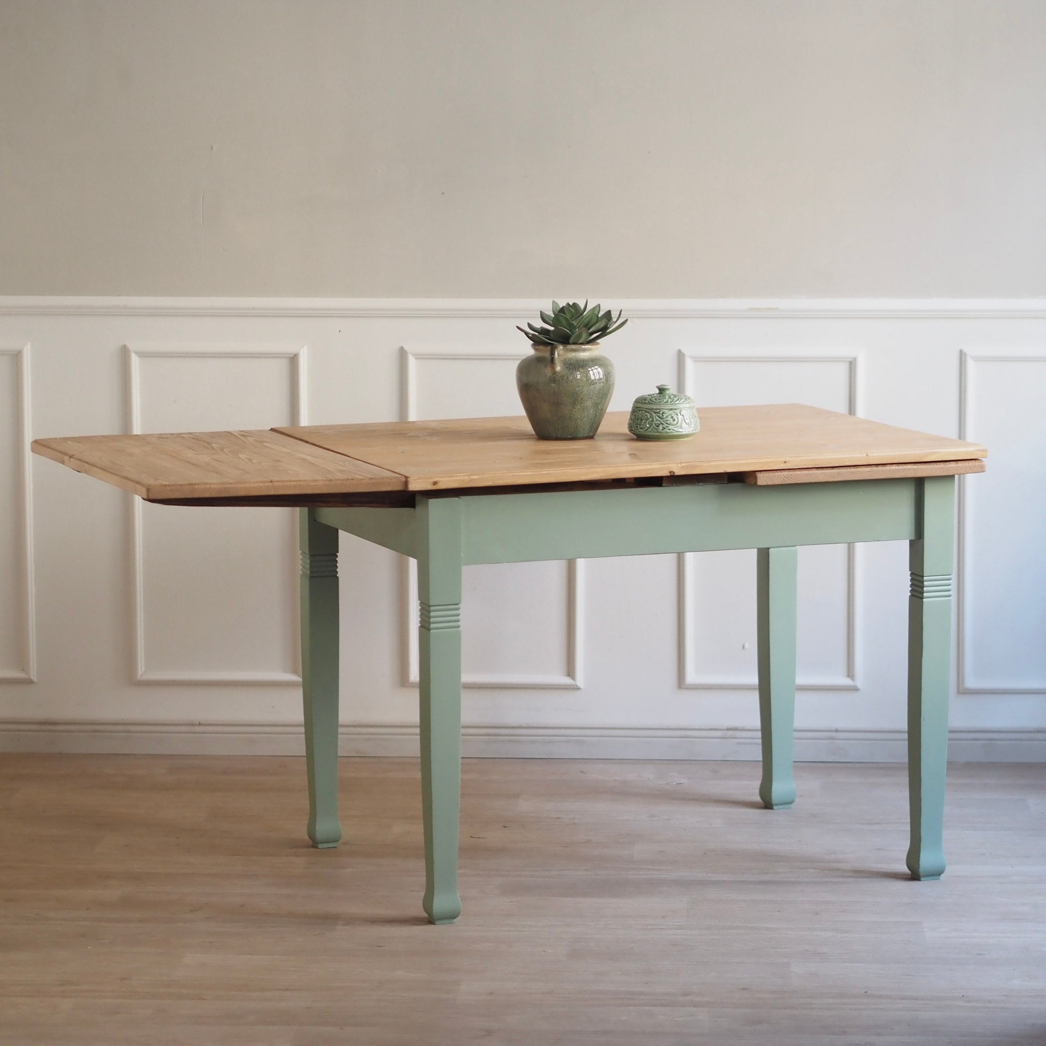EPOCHE 1910 - Ausziehbarer Landhaus-Küchentisch in Mintgrün, Natur Vintage Esstisch