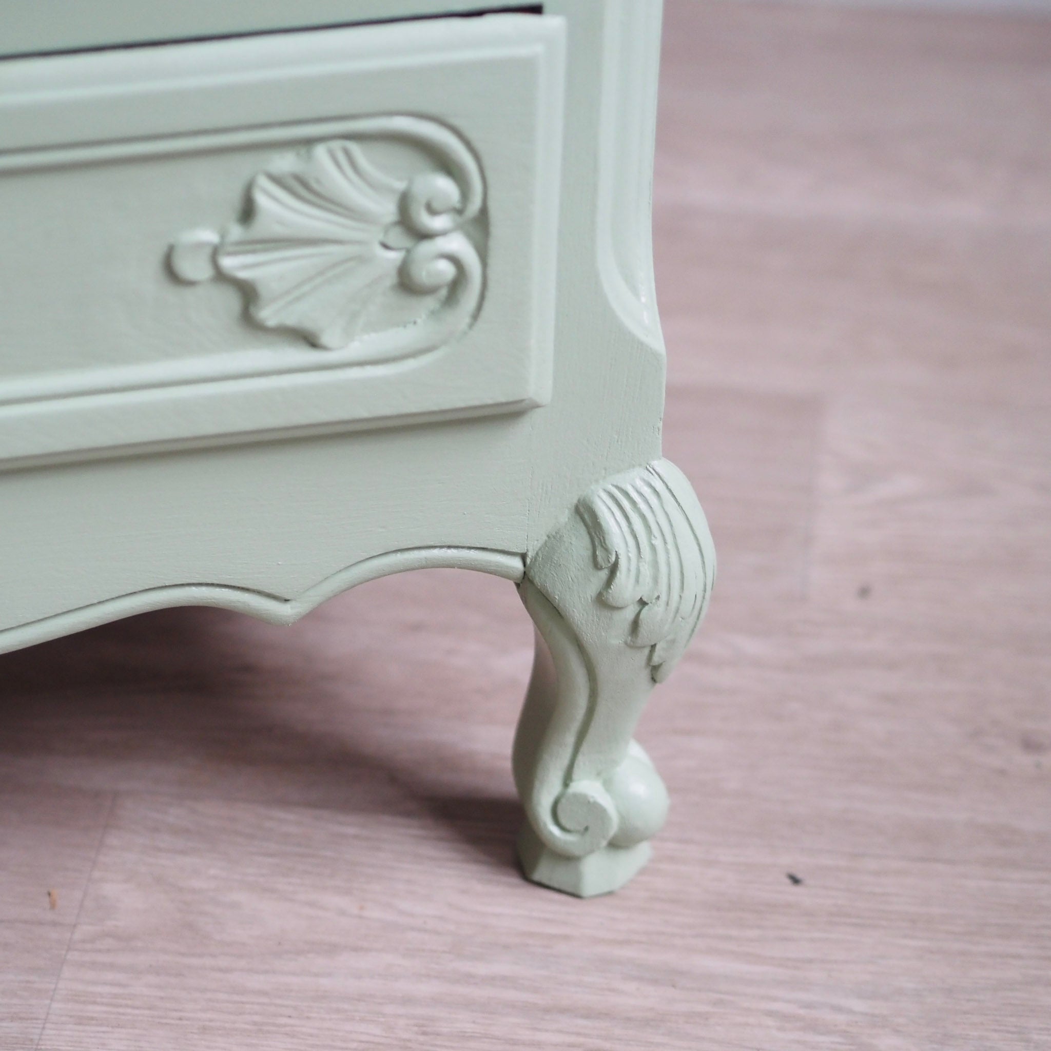 EPOCHE 1920 - Französische Landhaus Kommode patiniert in mintgrün - Louis XV Stil