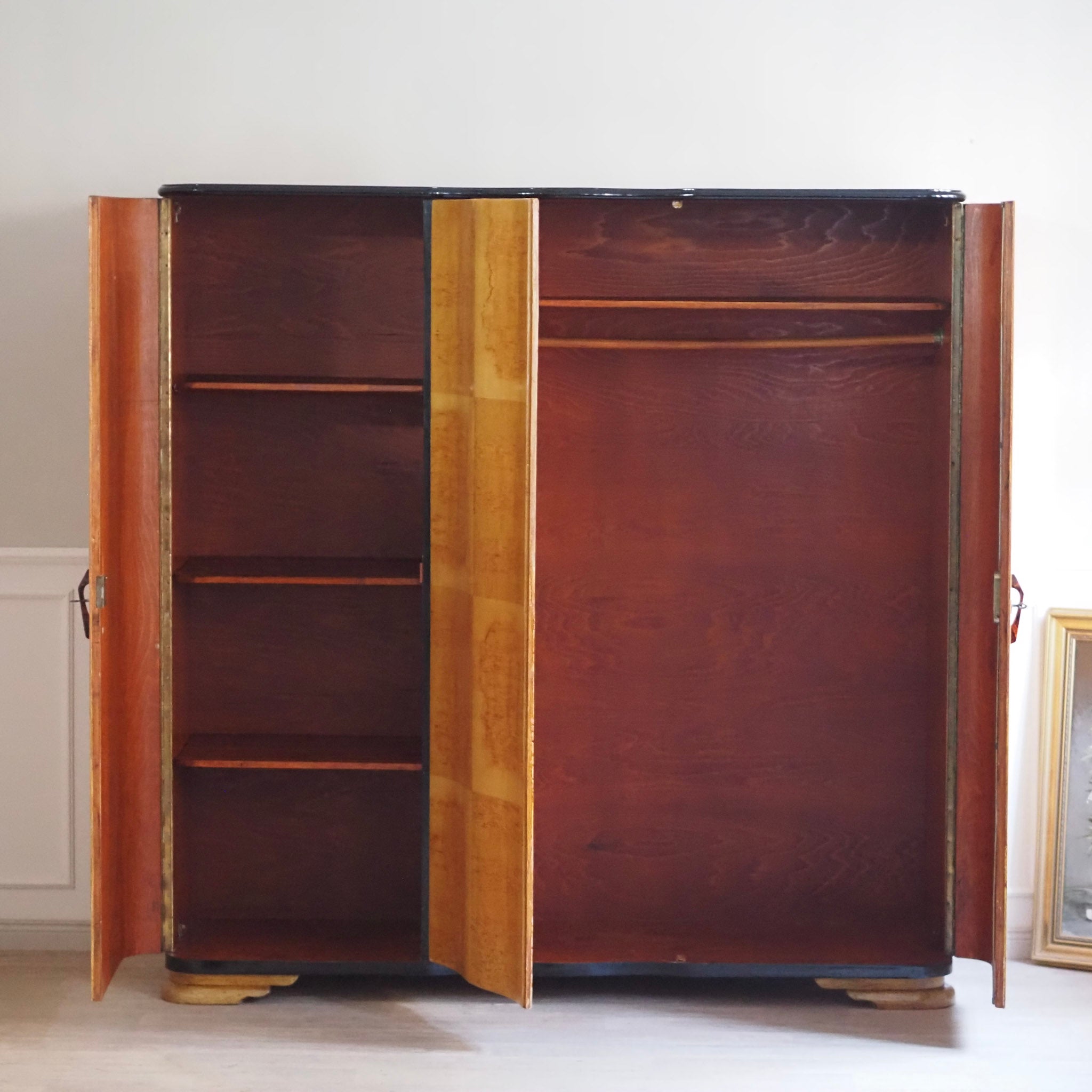 EPOCHE 1940 - Art Déco Kleiderschrank 3-türig in Wurzelholzoptik, Midcentury Schrank