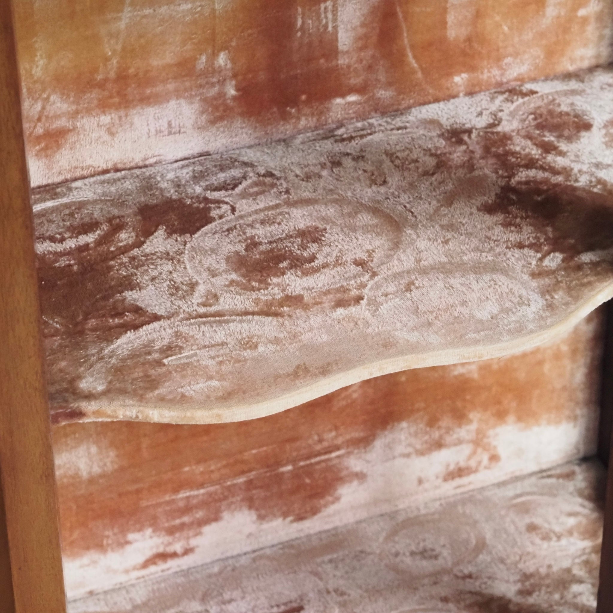 Hohe schmale Vitrine Louis-XV-Stil mit Marmorplatte um 1900 - Frankreich