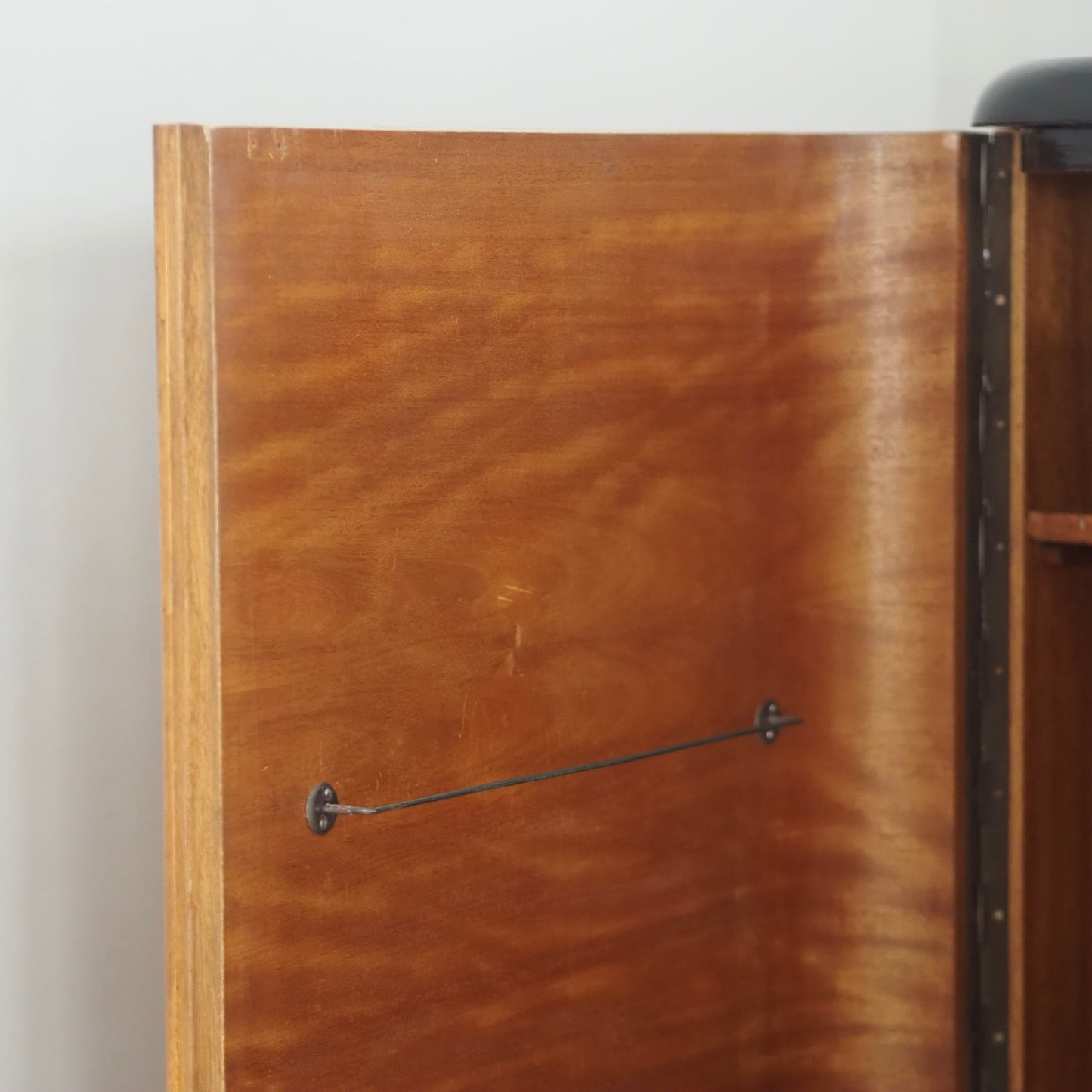 EPOCHE 1940 - Art-Déco Dreitüriger Kleiderschrank mit Wurzelholzfurnier