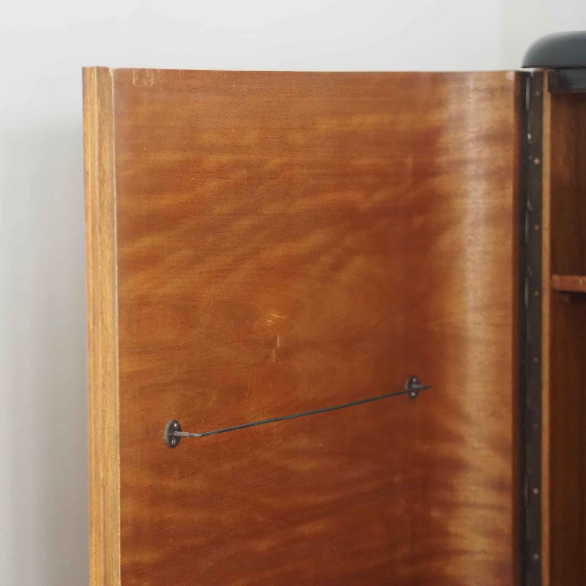 EPOCHE 1940 - Art-Déco Dreitüriger Kleiderschrank mit Wurzelholzfurnier