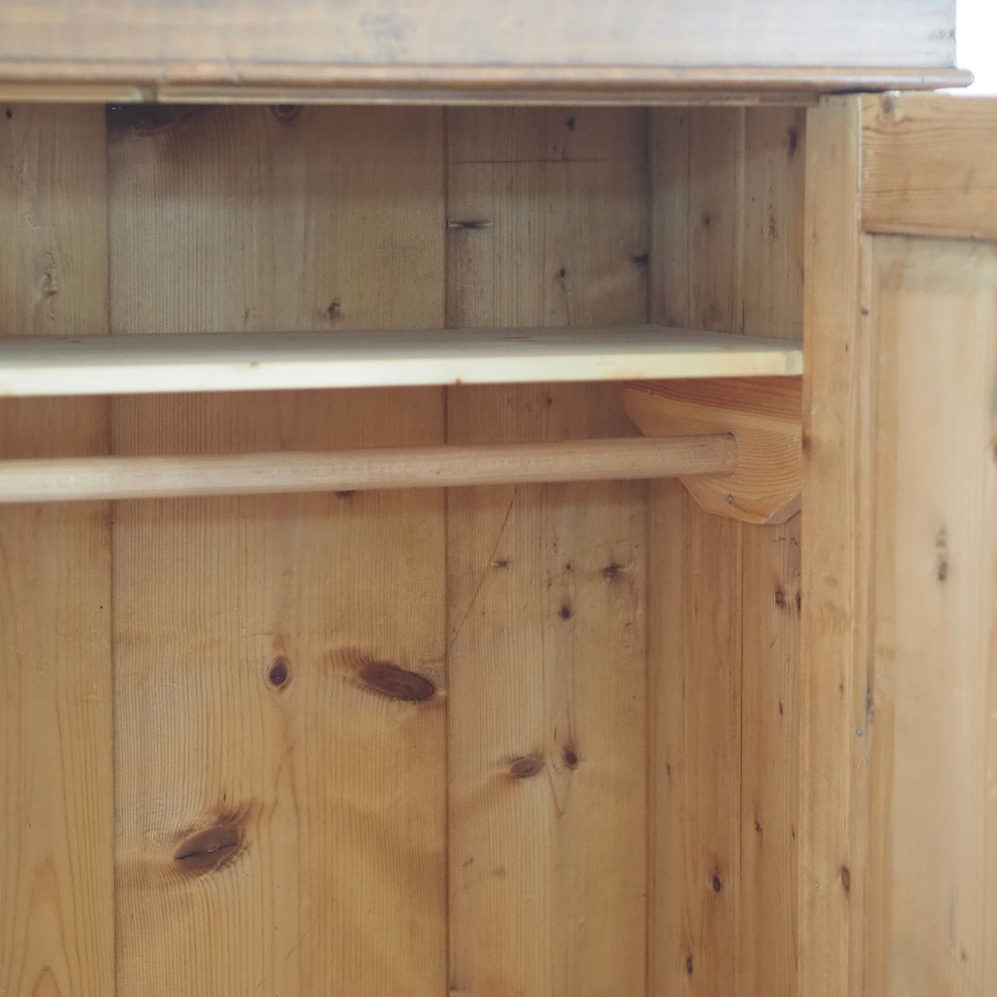 EPOCHE 1920 - Antiker Kleiderschrank mit Bierlasur aus Böhmen