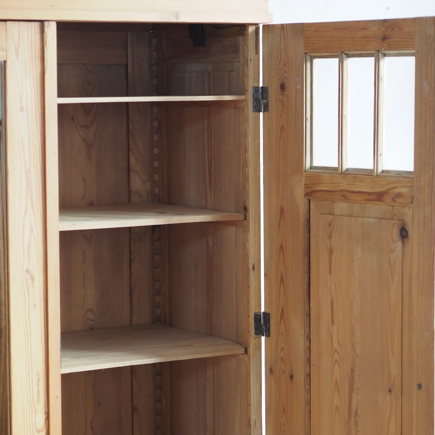 EPOCHE 1910 - Kleiderschrank Jugendstil Weichholz 3-türig mit Spiegel & Sprossenfenster