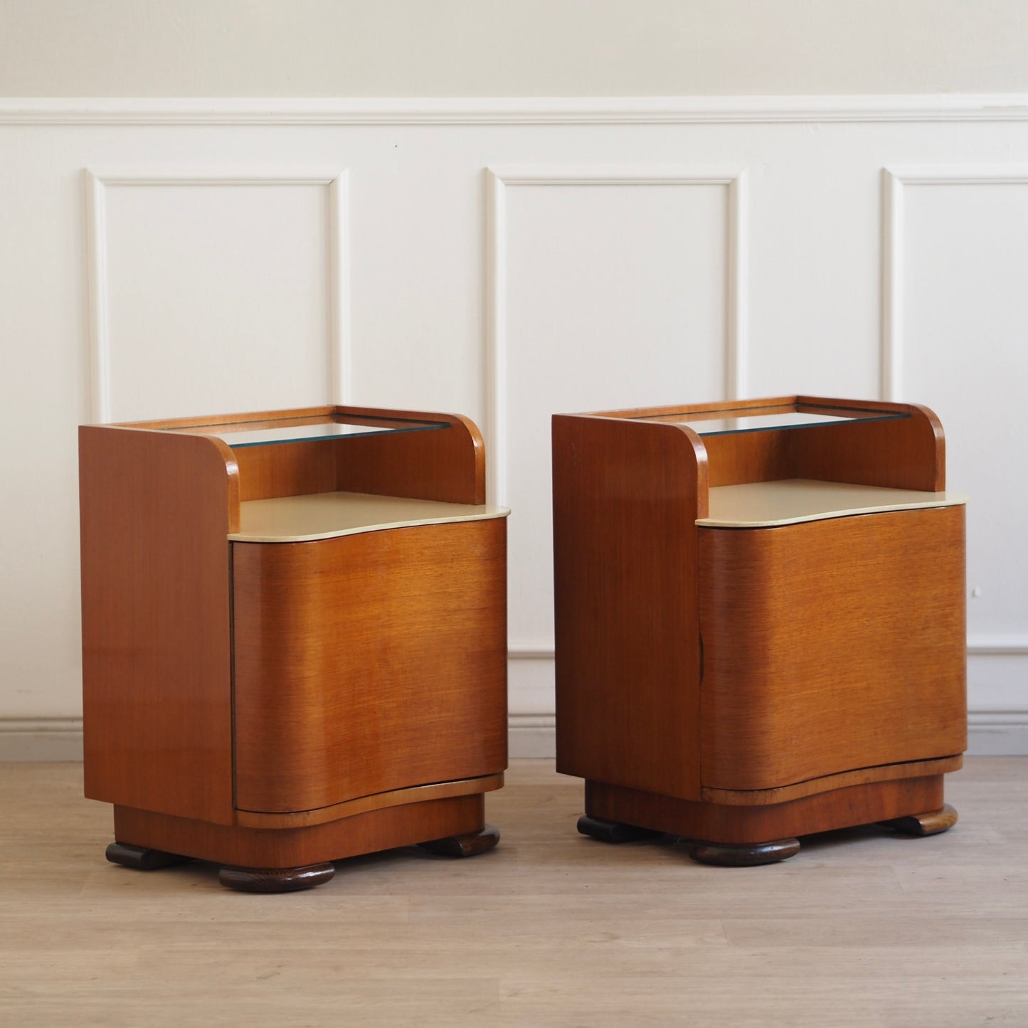 EPOCHE 1930 - Grifflose Art-Déco Nachttische mit Glasablage – Set