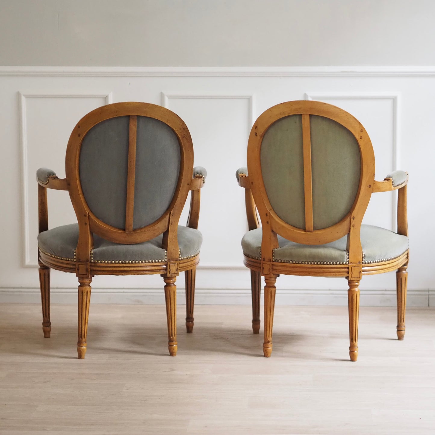 EPOCHE 1890 - Französische Louis XVI Sessel mit graugrünem Samt, Set