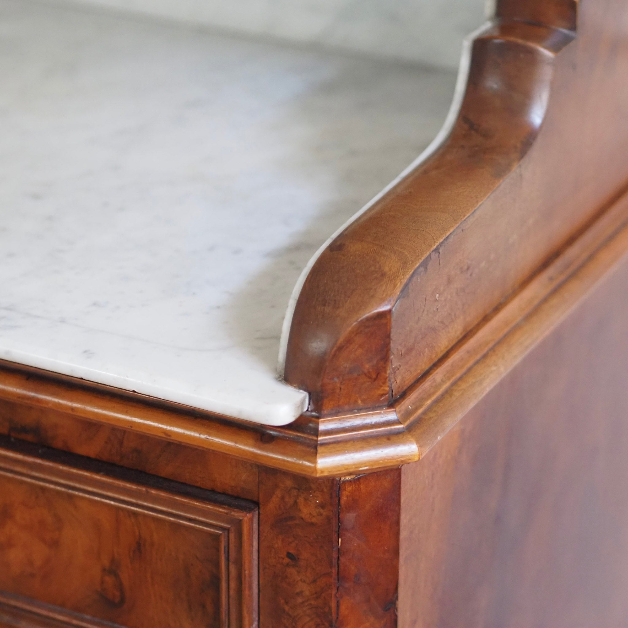 EPOCHE 1880 - Antike Spiegelkommode mit weißem Marmor aus der Gründerzeit