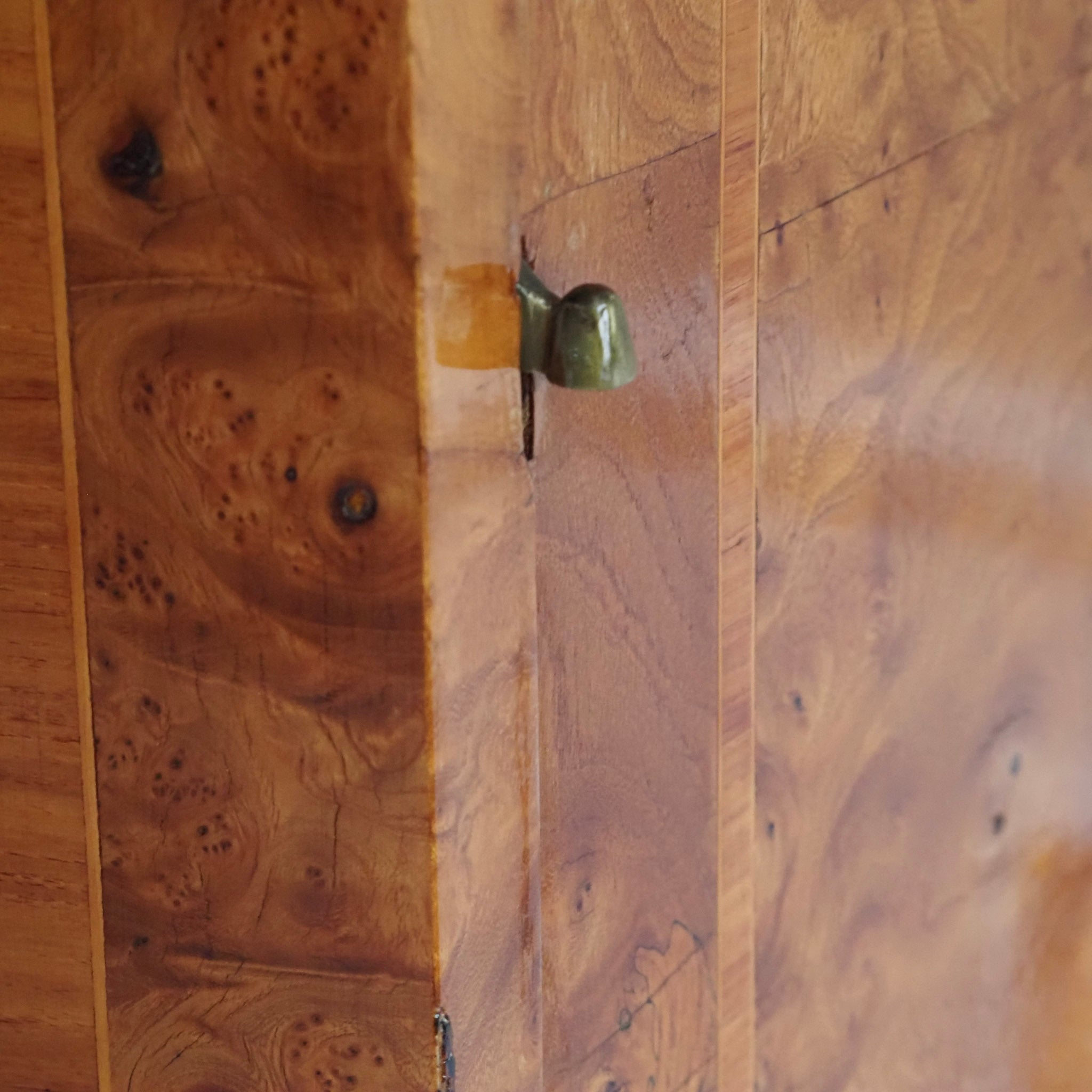 Französischer Kleiderschrank mit Wurzelholz und Intarsien - Großer Spiegel, um 1880–1900