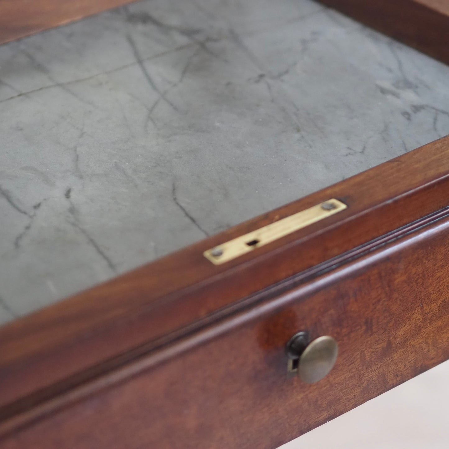 EPOCHE 1850 - Biedermeier, Empire Frisier,- Schmink- & Beistelltisch