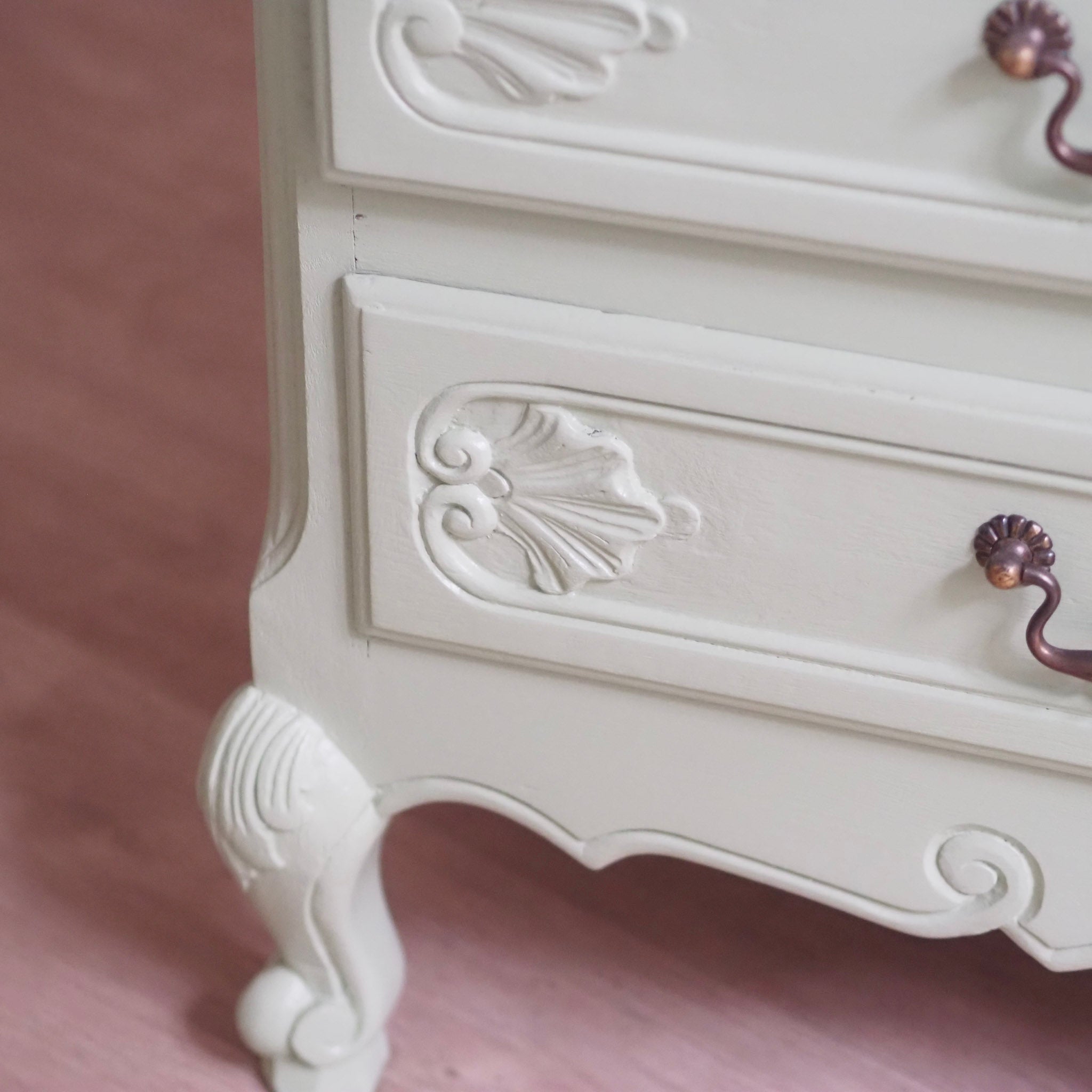 EPOCHE 1920 - Französische Landhaus Kommode patiniert in mintgrün - Louis XV Stil