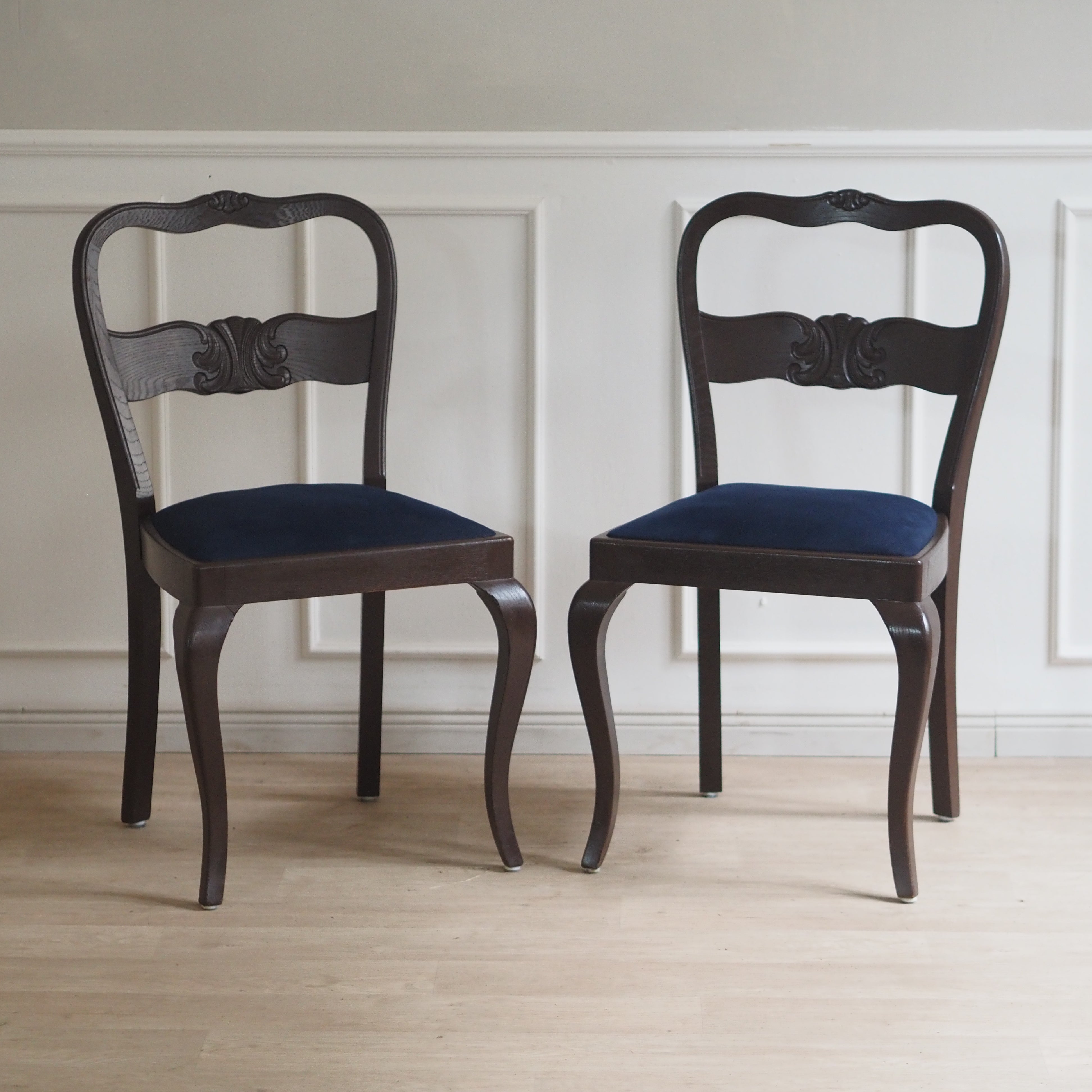 EPOCHE 1920 - 6er Stuhlset mit Schnitzdekor und Samtsitz