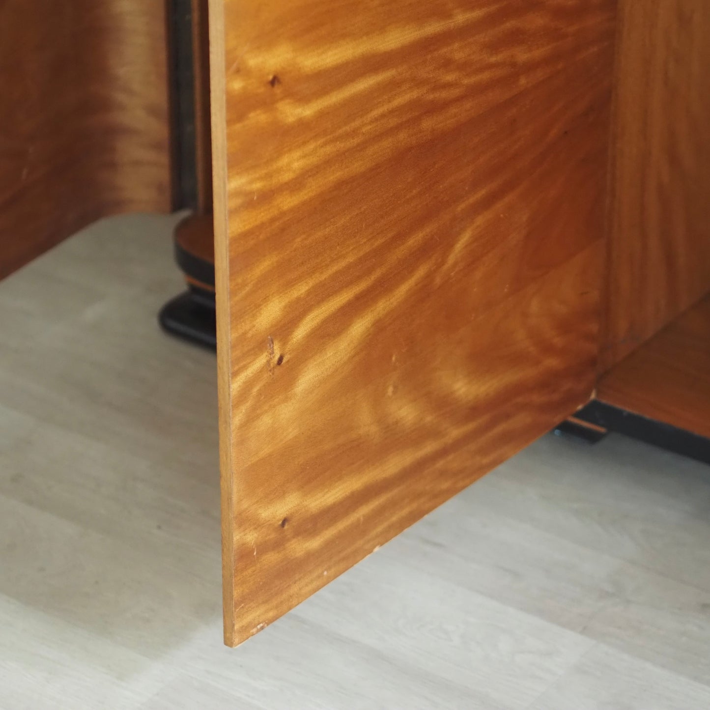 EPOCHE 1940 - Art-Déco Dreitüriger Kleiderschrank mit Wurzelholzfurnier