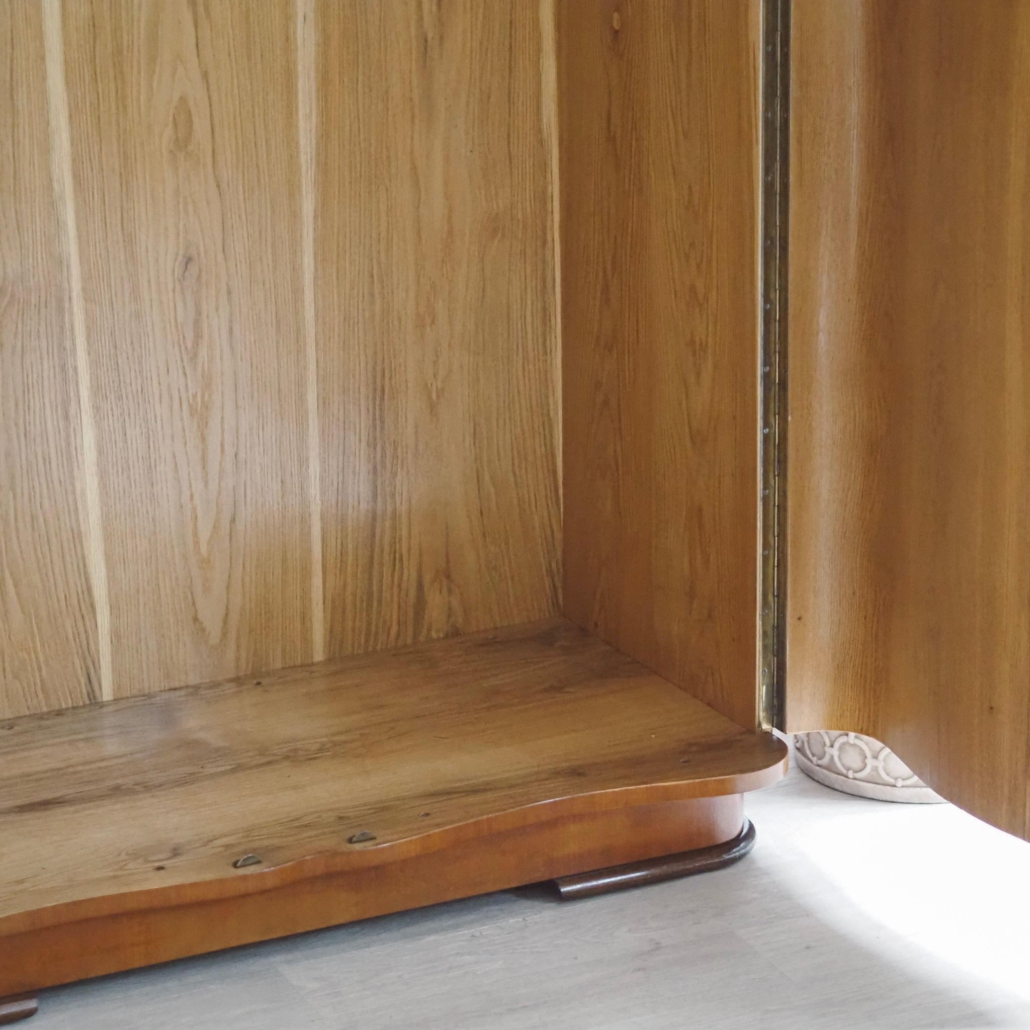 EPOCHE 1950 - Mid Century Kleiderschrank 2-türig sanft geschwungen