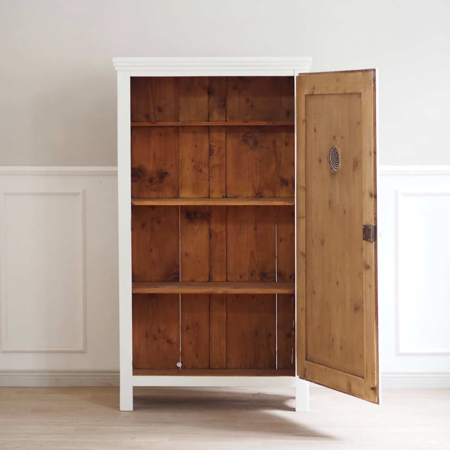 EPOCHE 1920 - Weißer Vintage-Küchenschrank mit Belüftungseinsatz / Vorratsschrank