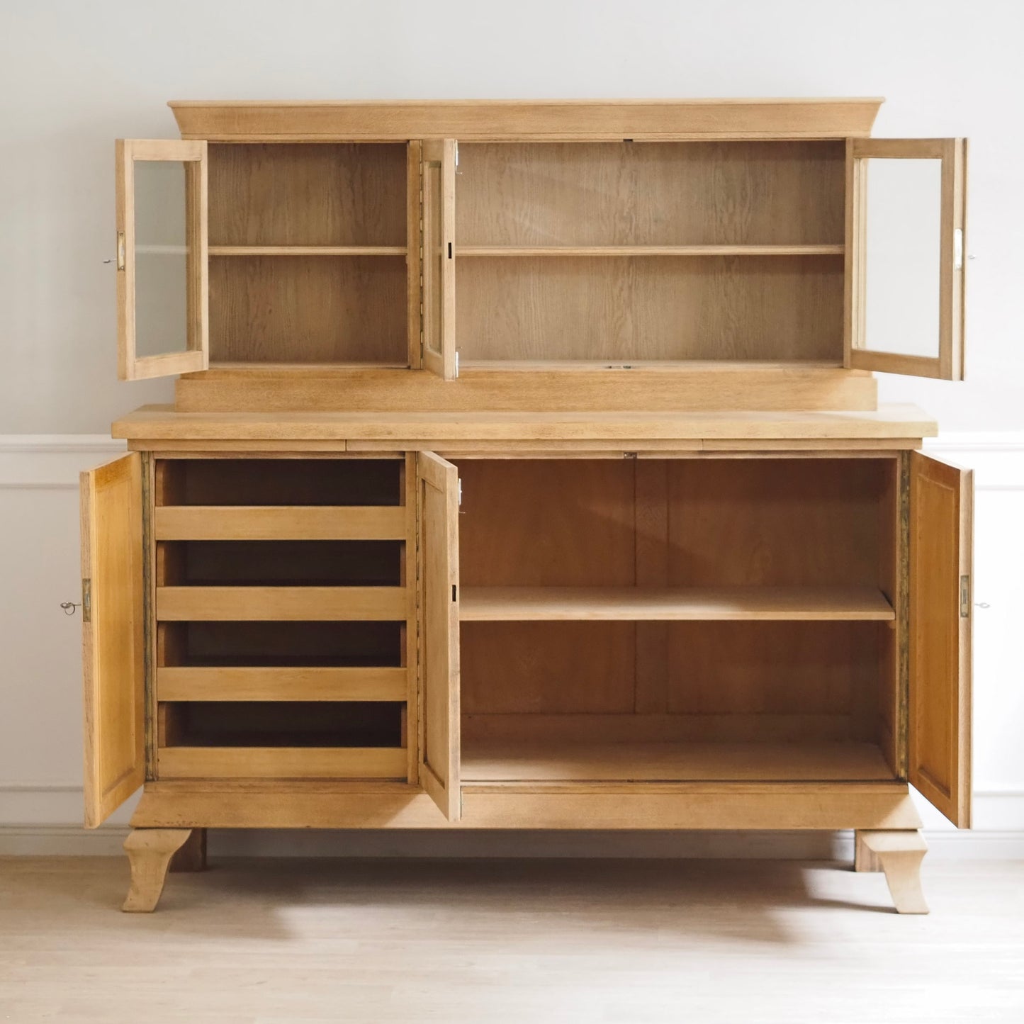 EPOCHE 1930 - Große Landhaus Anrichte / Buffet / Vitrinenschrank aus heller Eiche