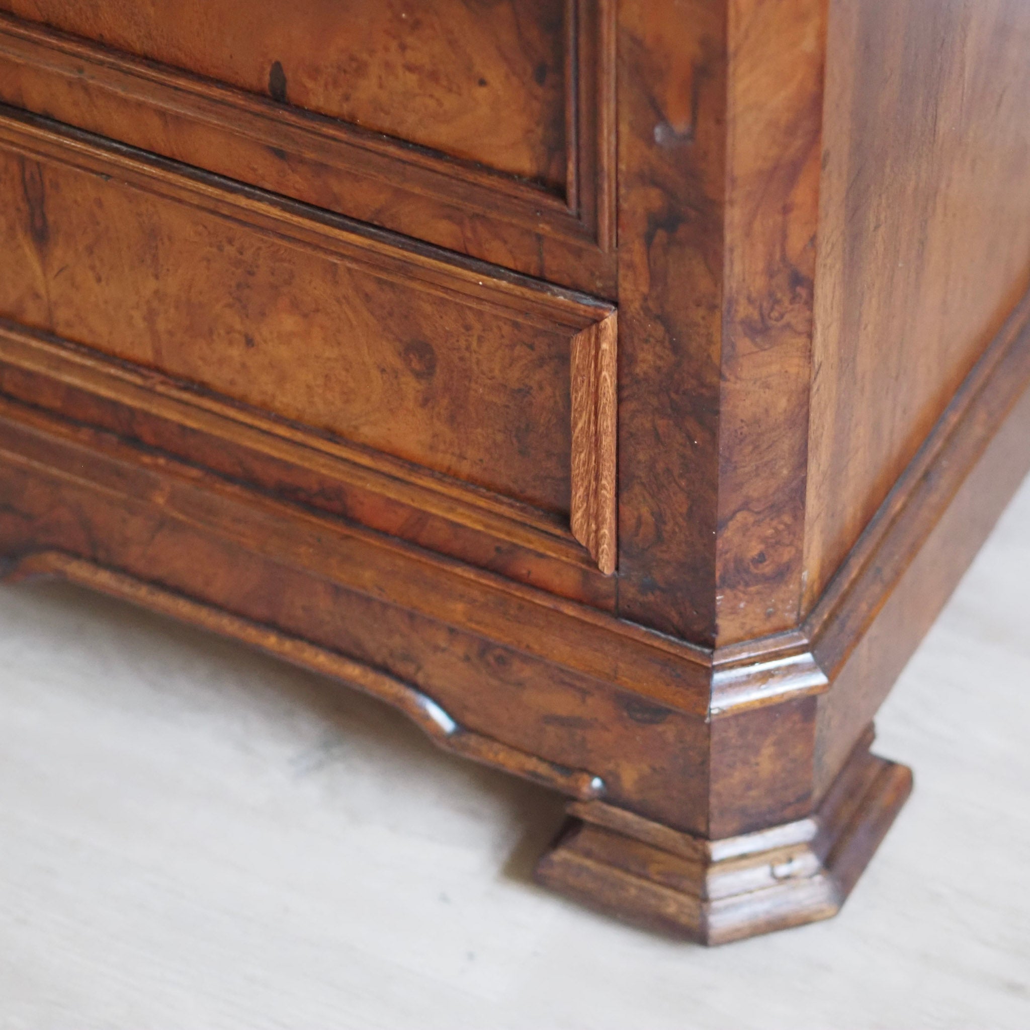 EPOCHE 1880 - Antike Spiegelkommode mit weißem Marmor aus der Gründerzeit