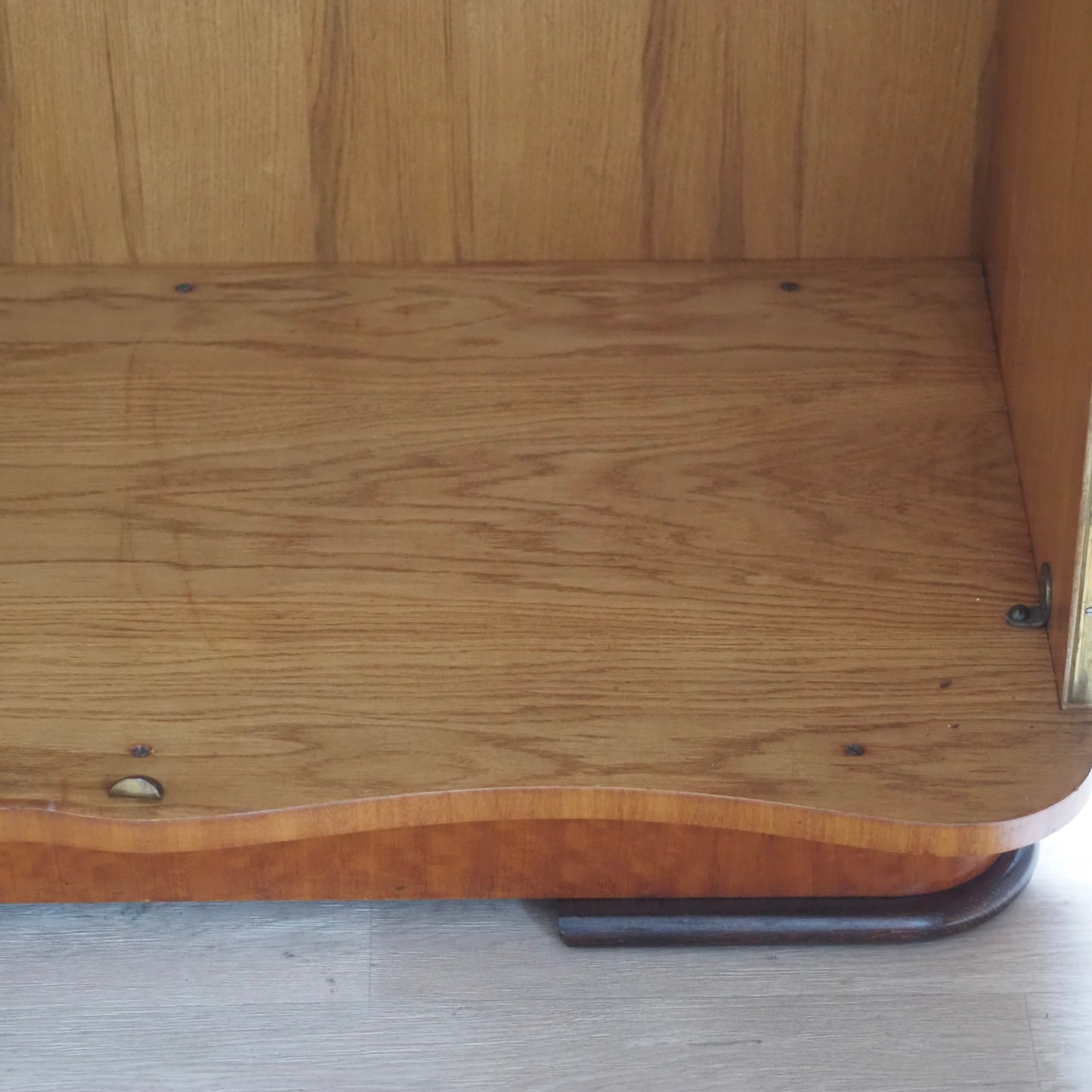 EPOCHE 1950 - Großer Mid Century Kleiderschrank 3-türig sanft geschwungen
