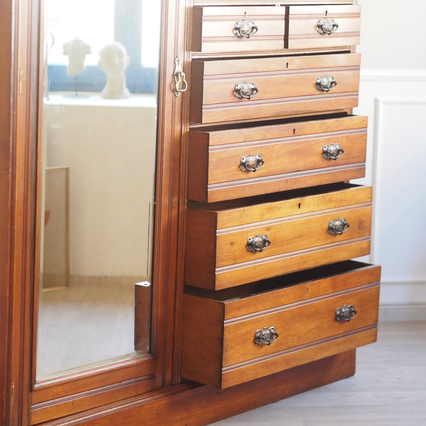 EPOCHE 1890 - Englischer Kleiderschrank mit Spiegel - Gründerzeit