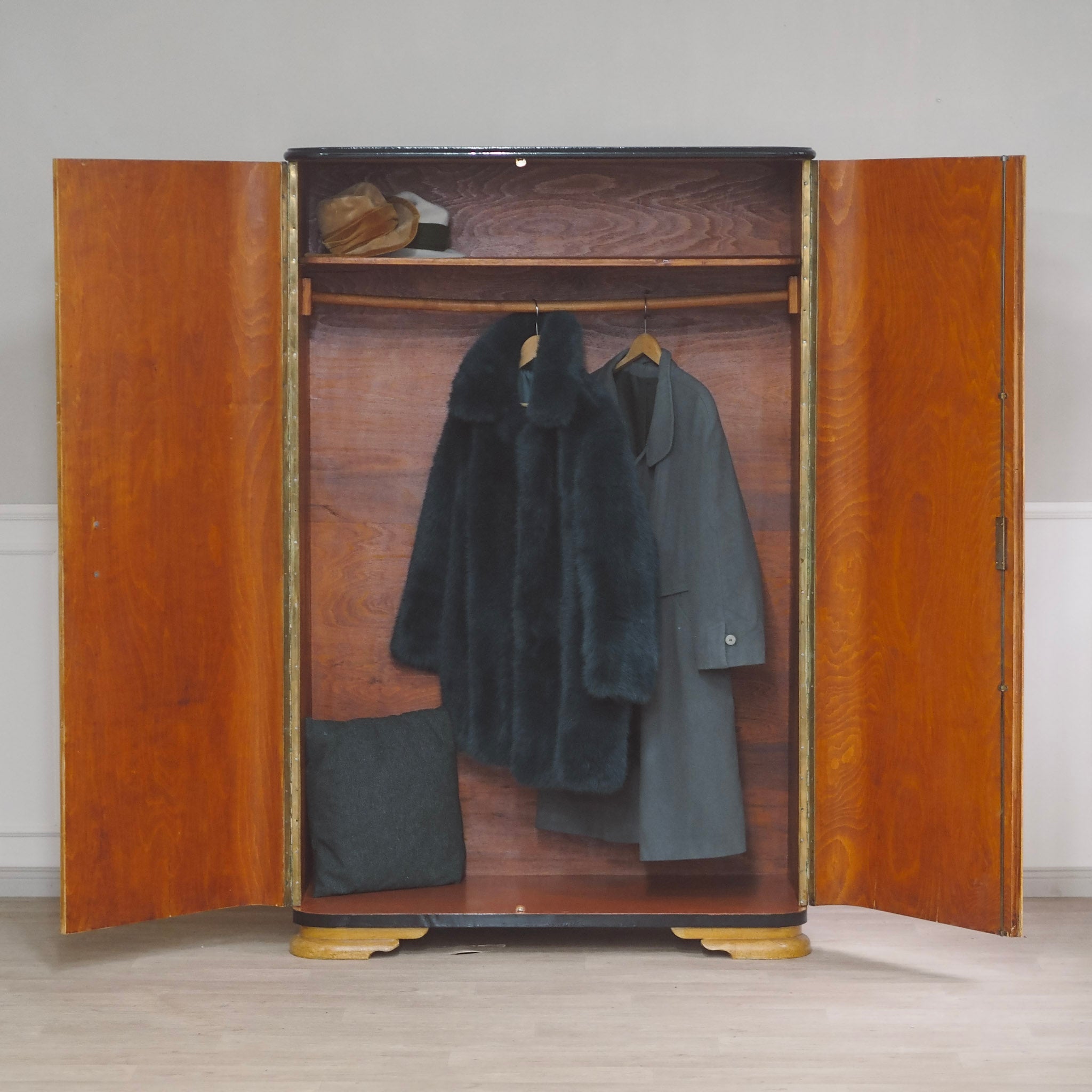 EPOCHE 1940 - Art Déco Kleiderschrank 2-türig in Wurzelholzoptik, Midcentury Schrank