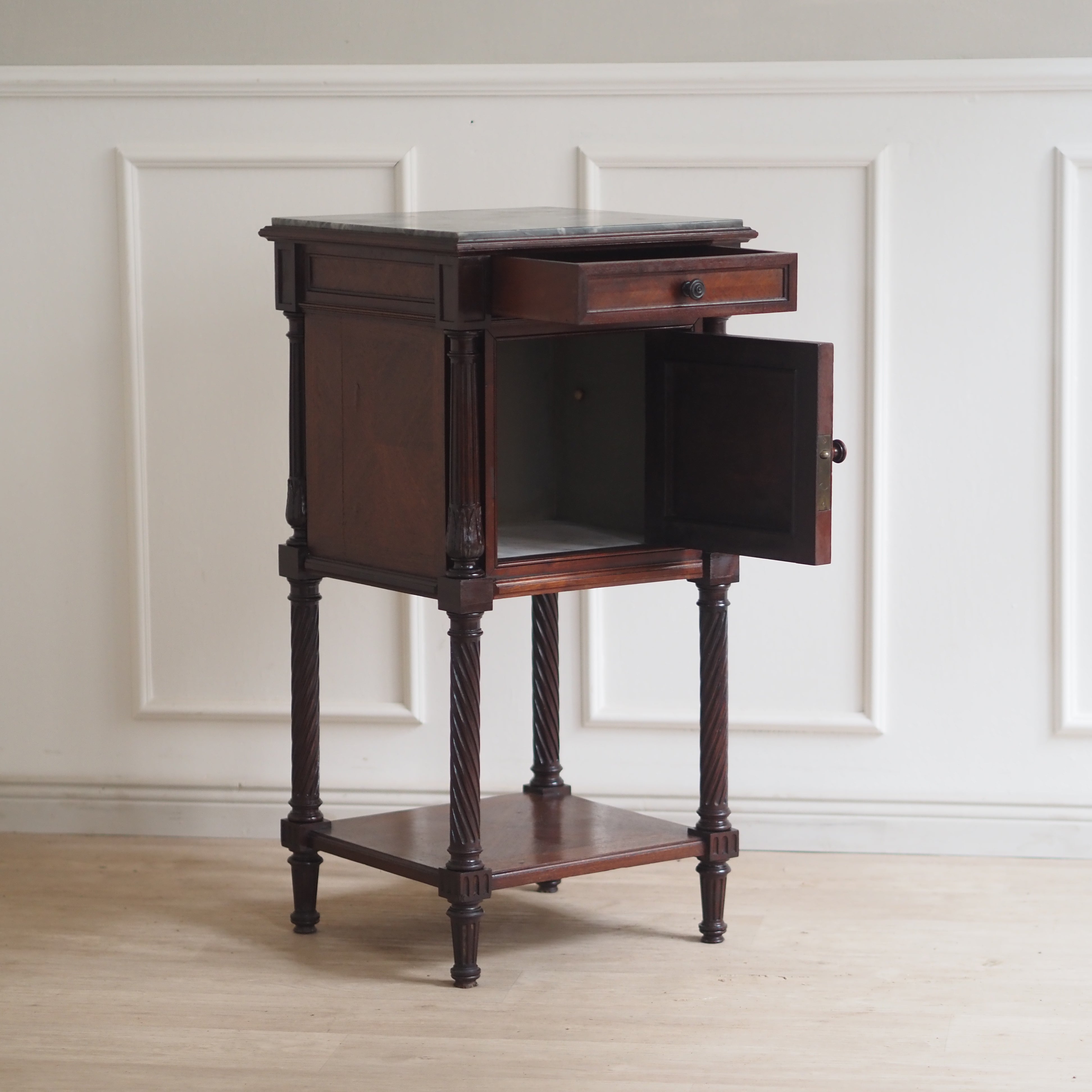 EPOCHE 1890 - Antiker Nachtschrank mit grauer Marmorplatte