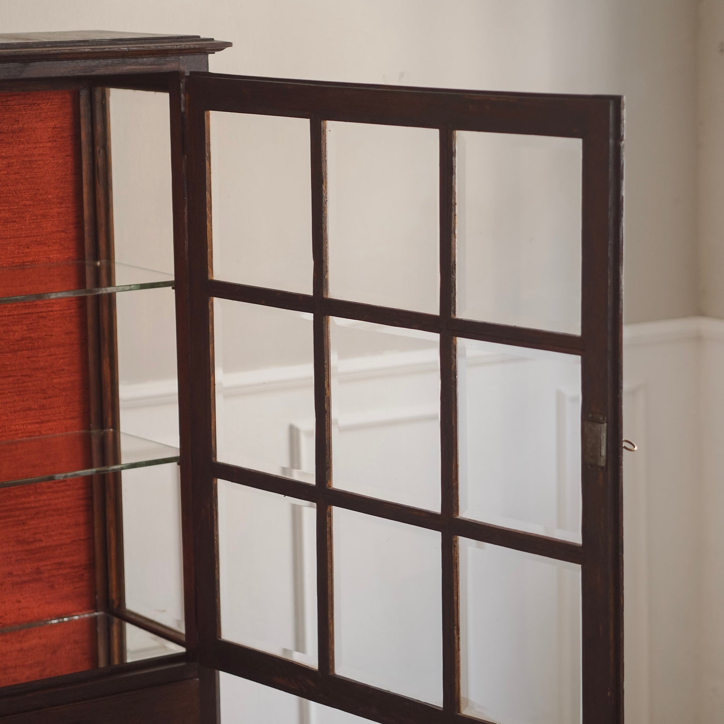 EPOCHE 1900 - Antike Glasvitrine mit Schubladen und rotem Stoff