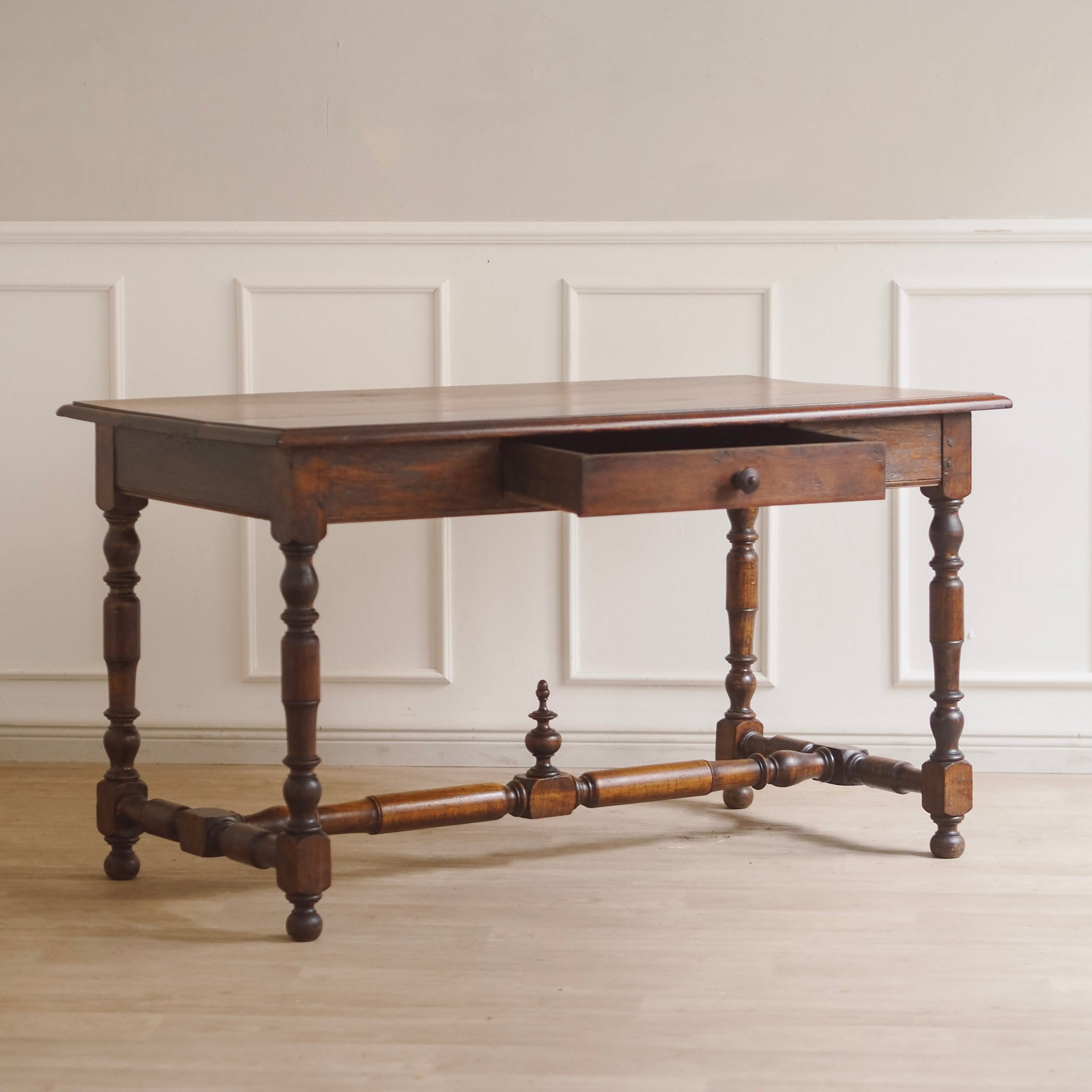 EPOCHE 1890 - Antiker Schreib- Esstisch mit gedrechseltem Gestell