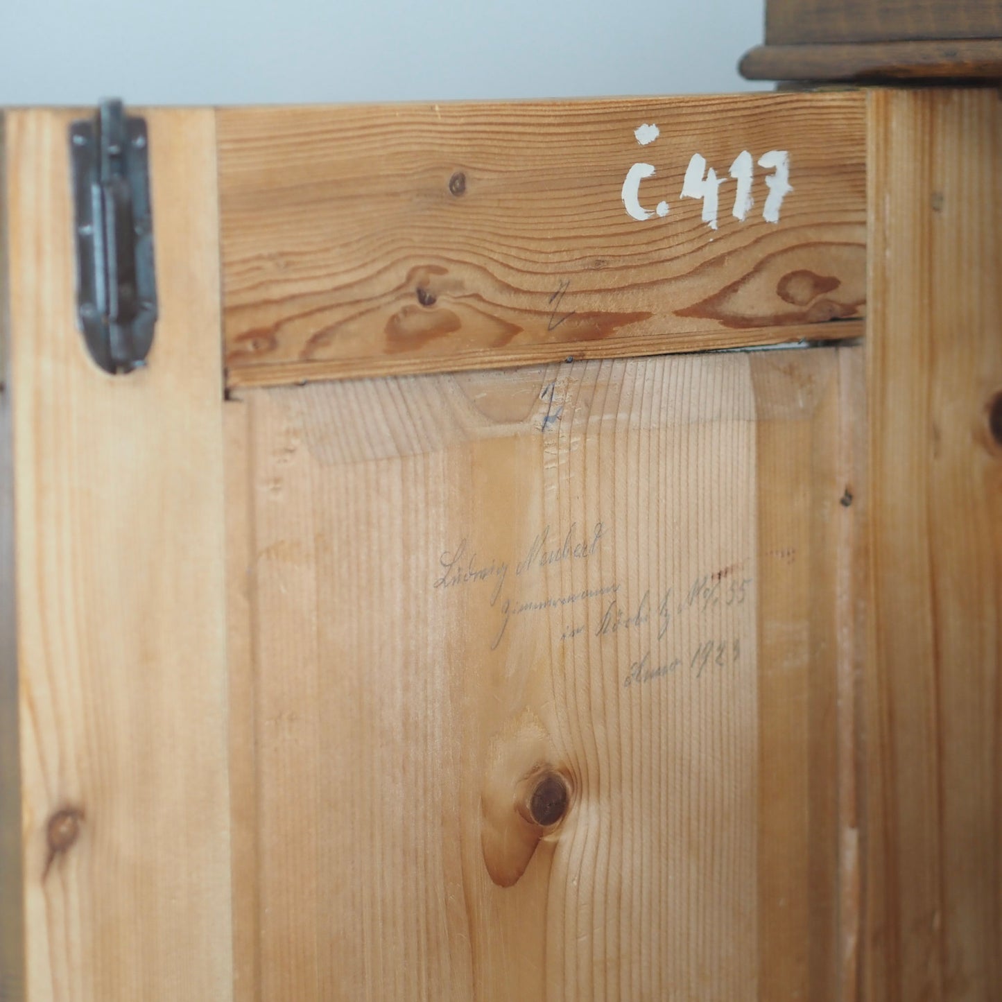 EPOCHE 1920 - Antiker Kleiderschrank mit Bierlasur aus Böhmen