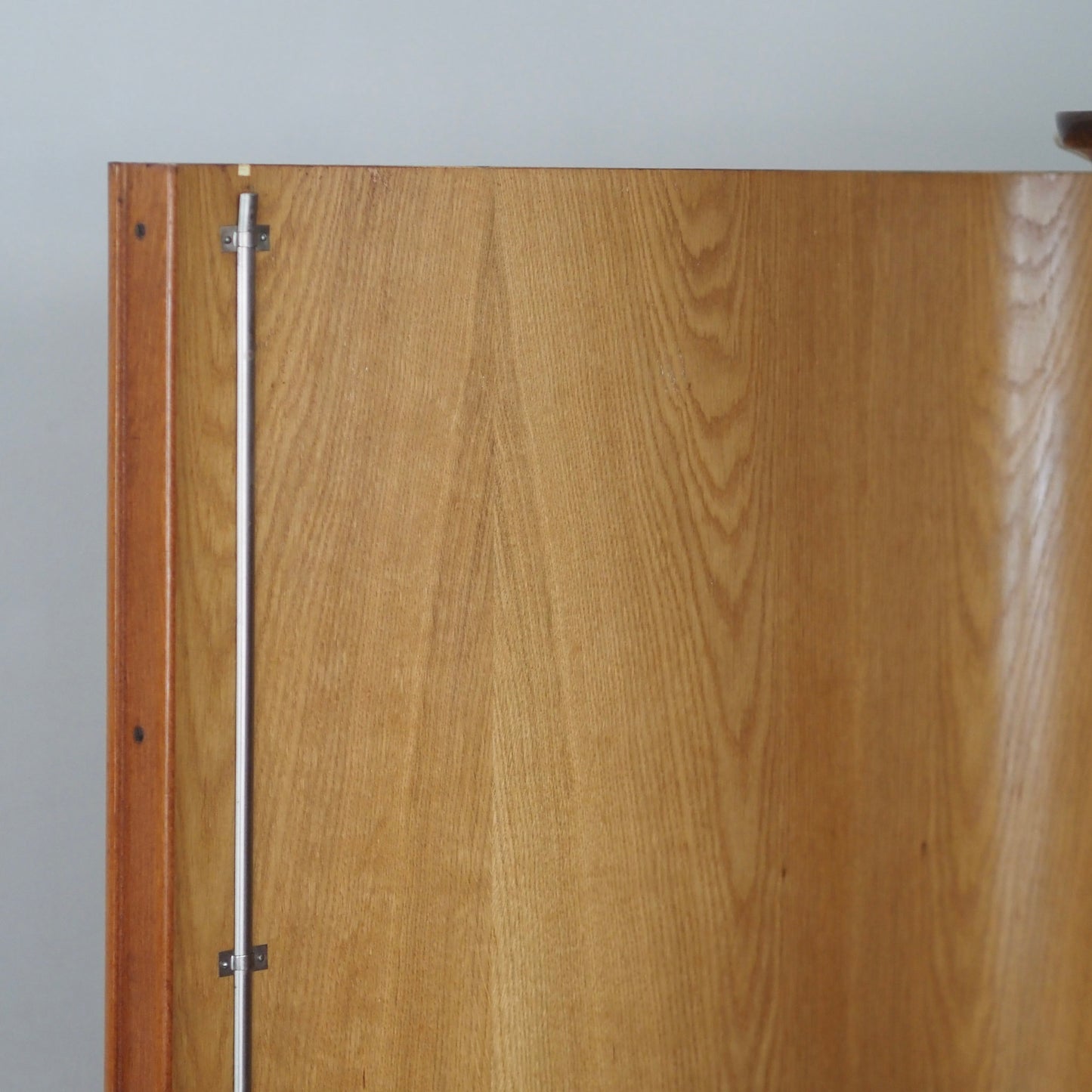 EPOCHE 1950 - Großer Mid Century Kleiderschrank 3-türig sanft geschwungen
