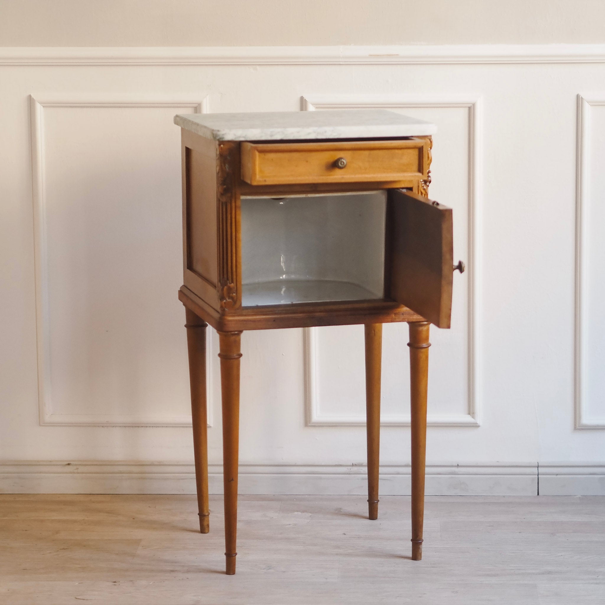 EPOCHE 1890 - Antiker Nachttisch mit Marmor und Porzellan - Französischer Vintage Nachtschrank