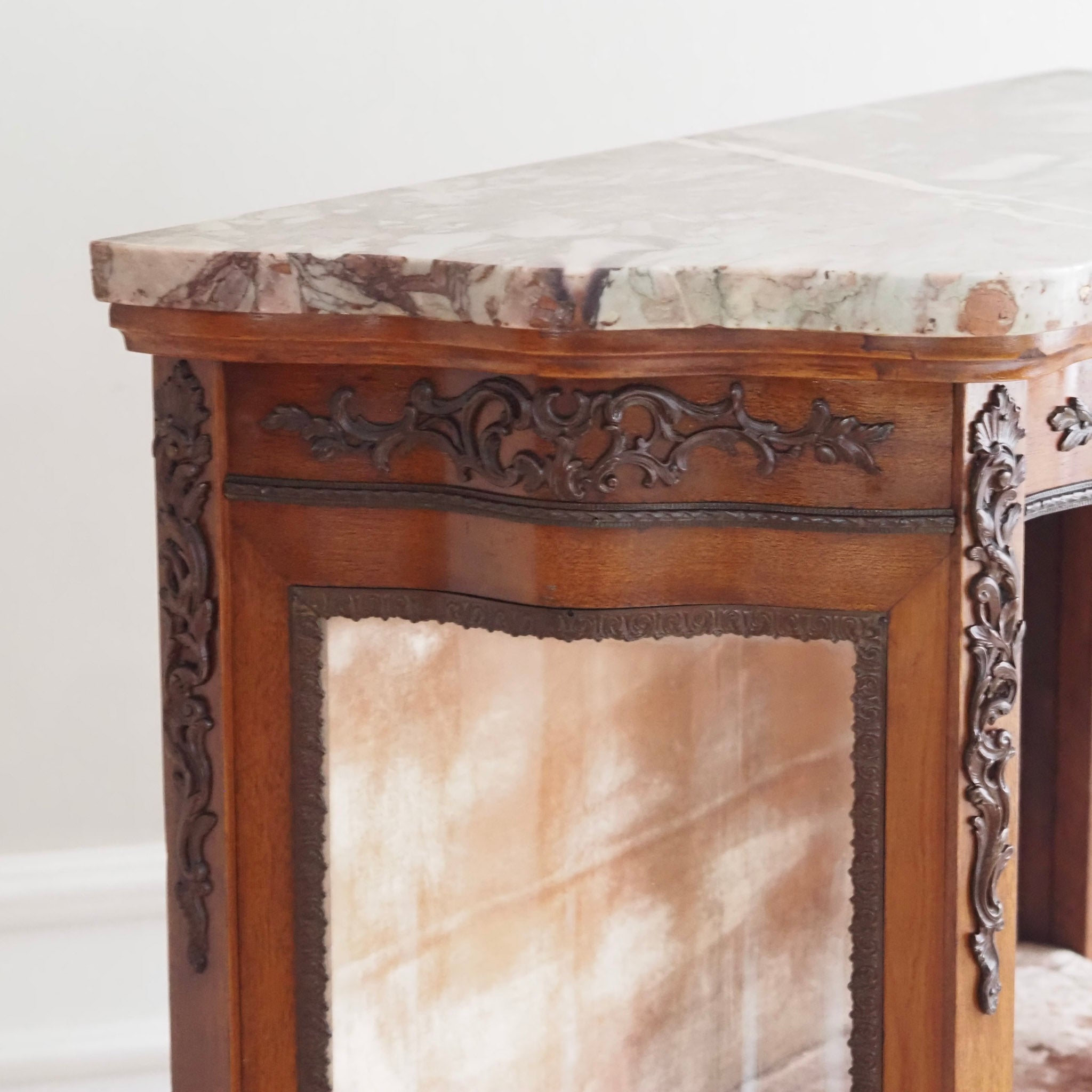 Hohe schmale Vitrine Louis-XV-Stil mit Marmorplatte um 1900 - Frankreich