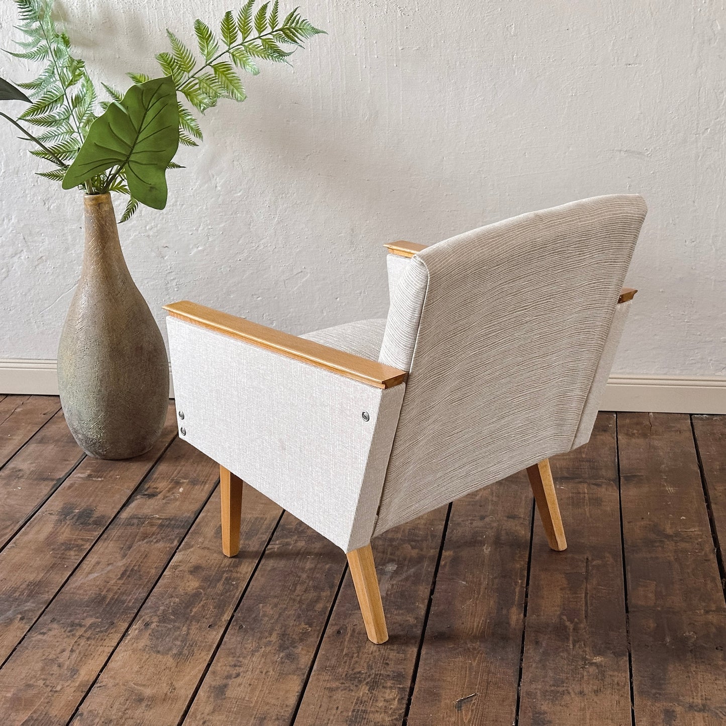 EPOCHE 1960 - Mid Century Sessel mit hellgrauem Bezug – Designklassiker