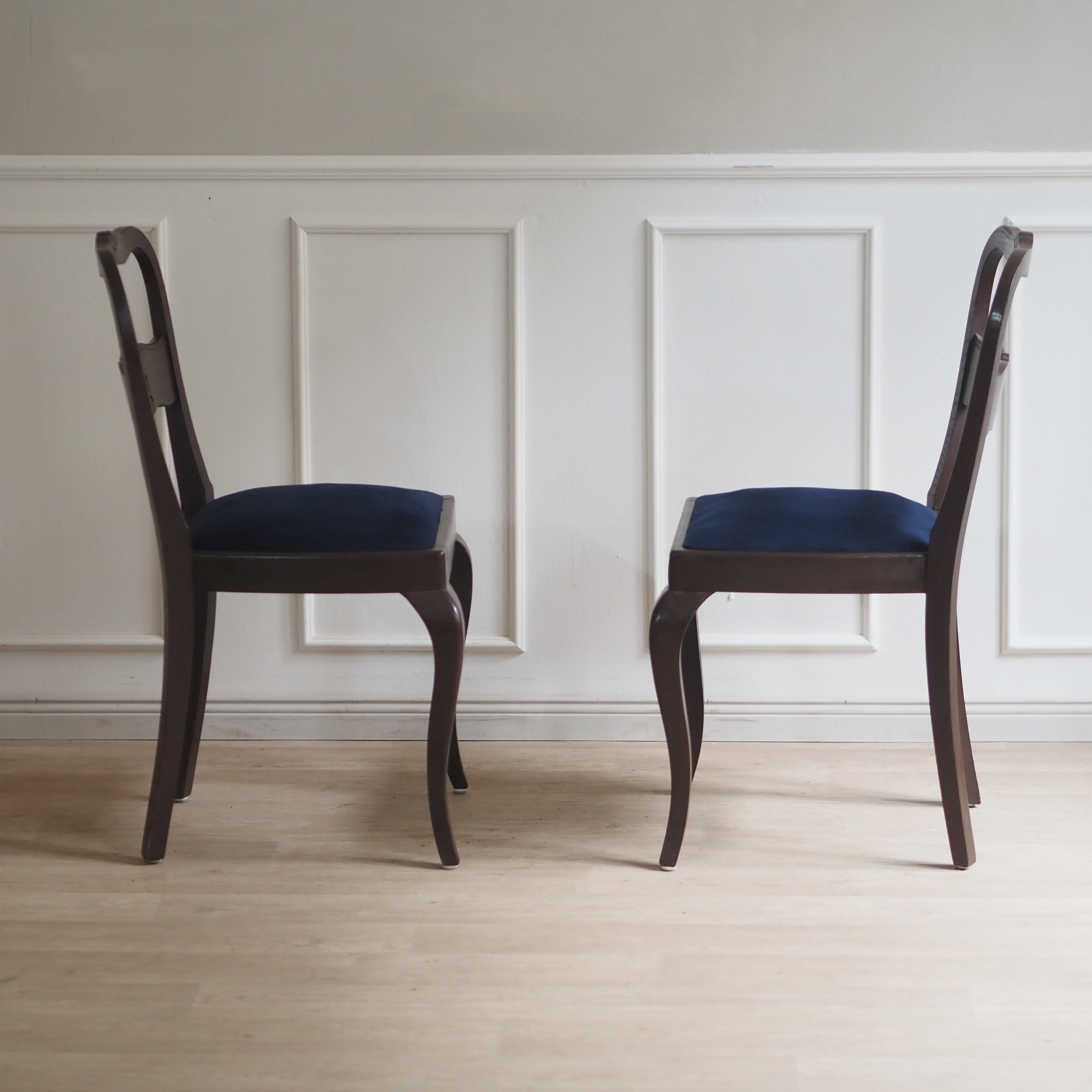 EPOCHE 1920 - 6er Stuhlset mit Schnitzdekor und Samtsitz