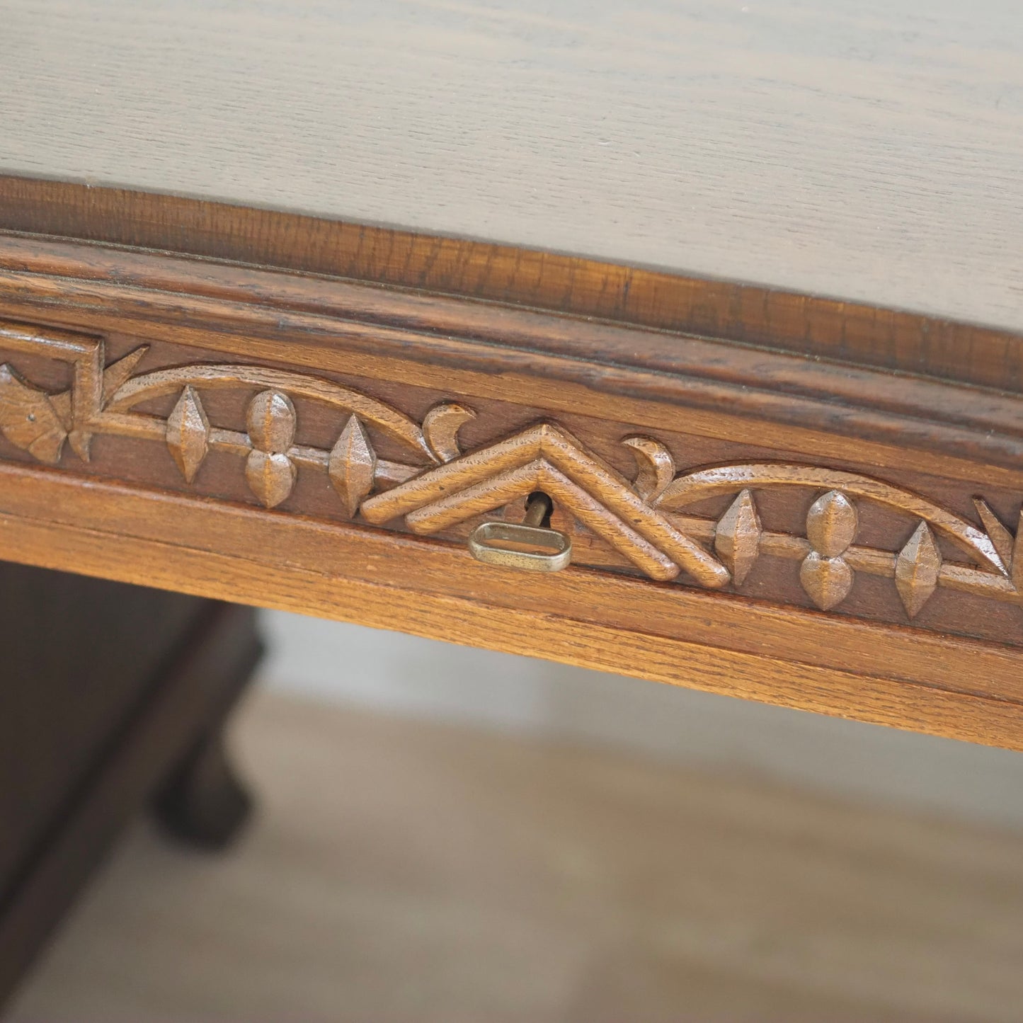 EPOCHE 1920 - Großer Art-Déco-Schreibtisch mit Nussbaumwurzel-Furnier