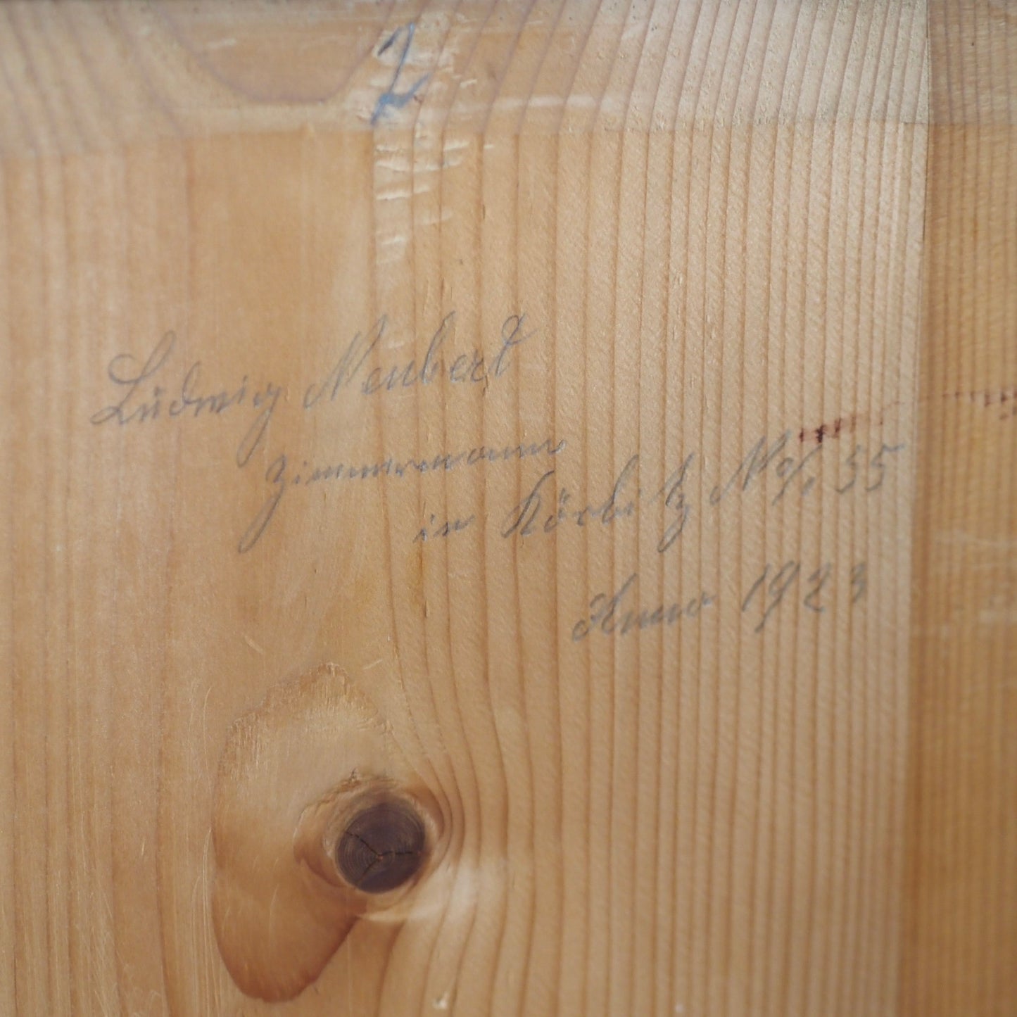 EPOCHE 1920 - Antiker Kleiderschrank mit Bierlasur aus Böhmen