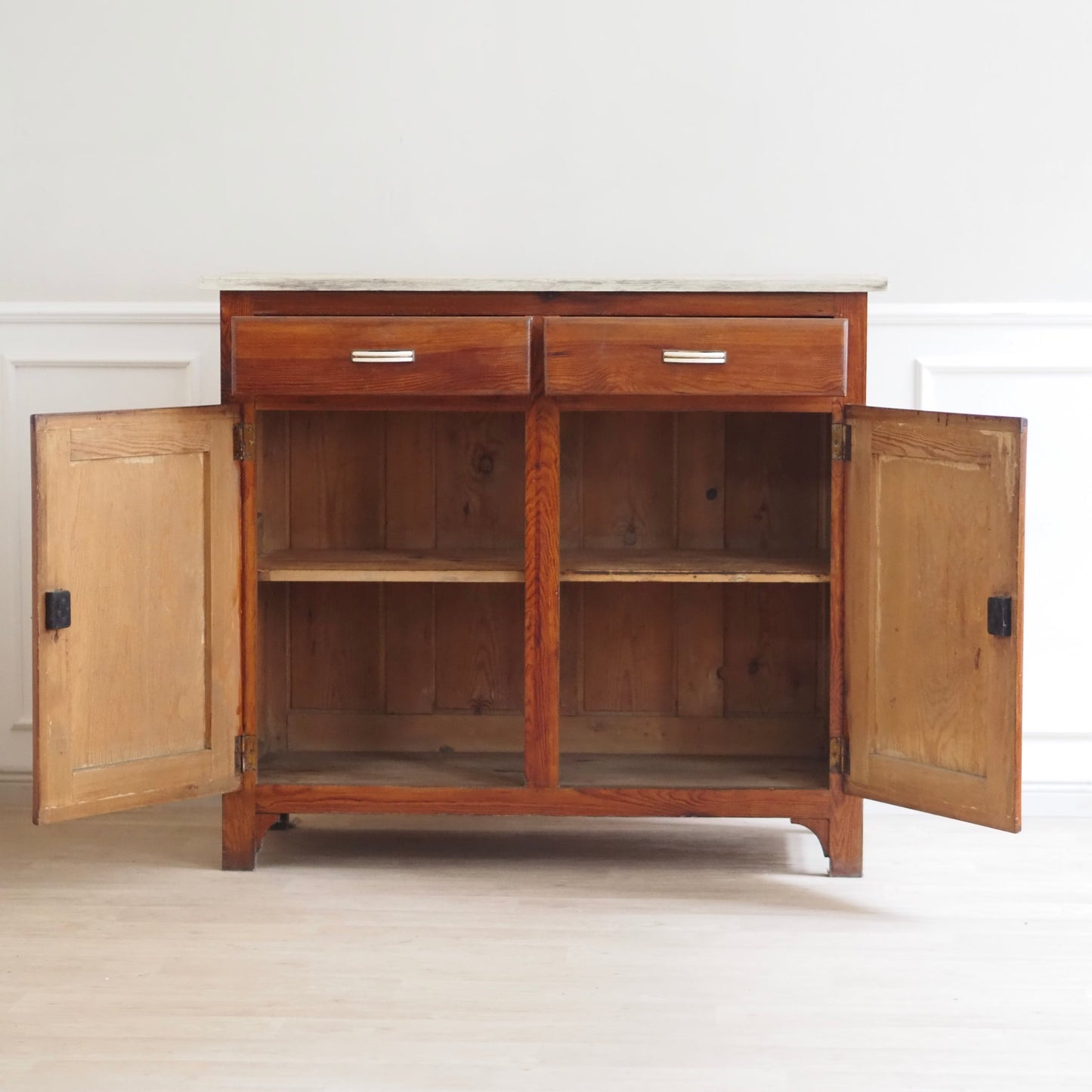 EPOCHE 1930 - Vintage Kommode / Küchenbuffet mit Glasdetails