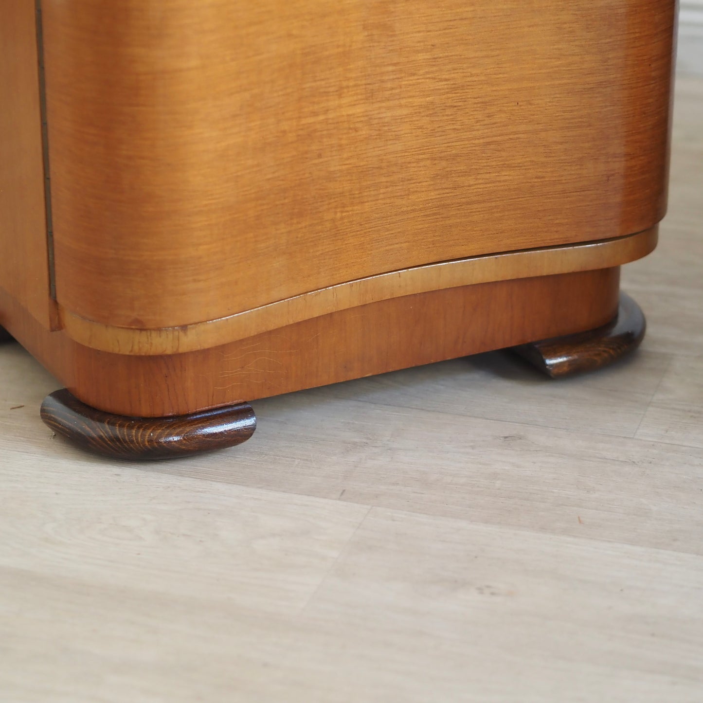 EPOCHE 1930 - Grifflose Art-Déco Nachttische mit Glasablage – Set
