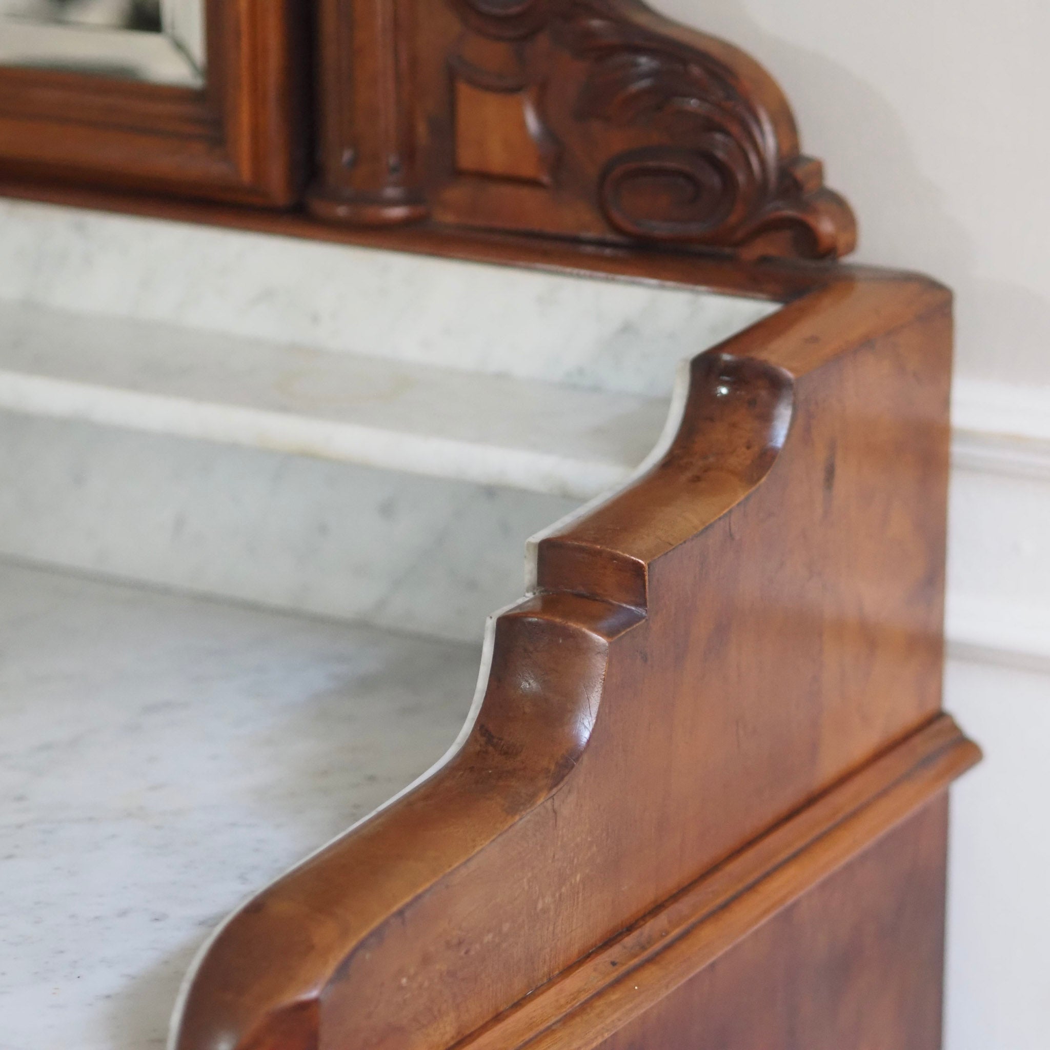 EPOCHE 1880 - Antike Spiegelkommode mit weißem Marmor aus der Gründerzeit