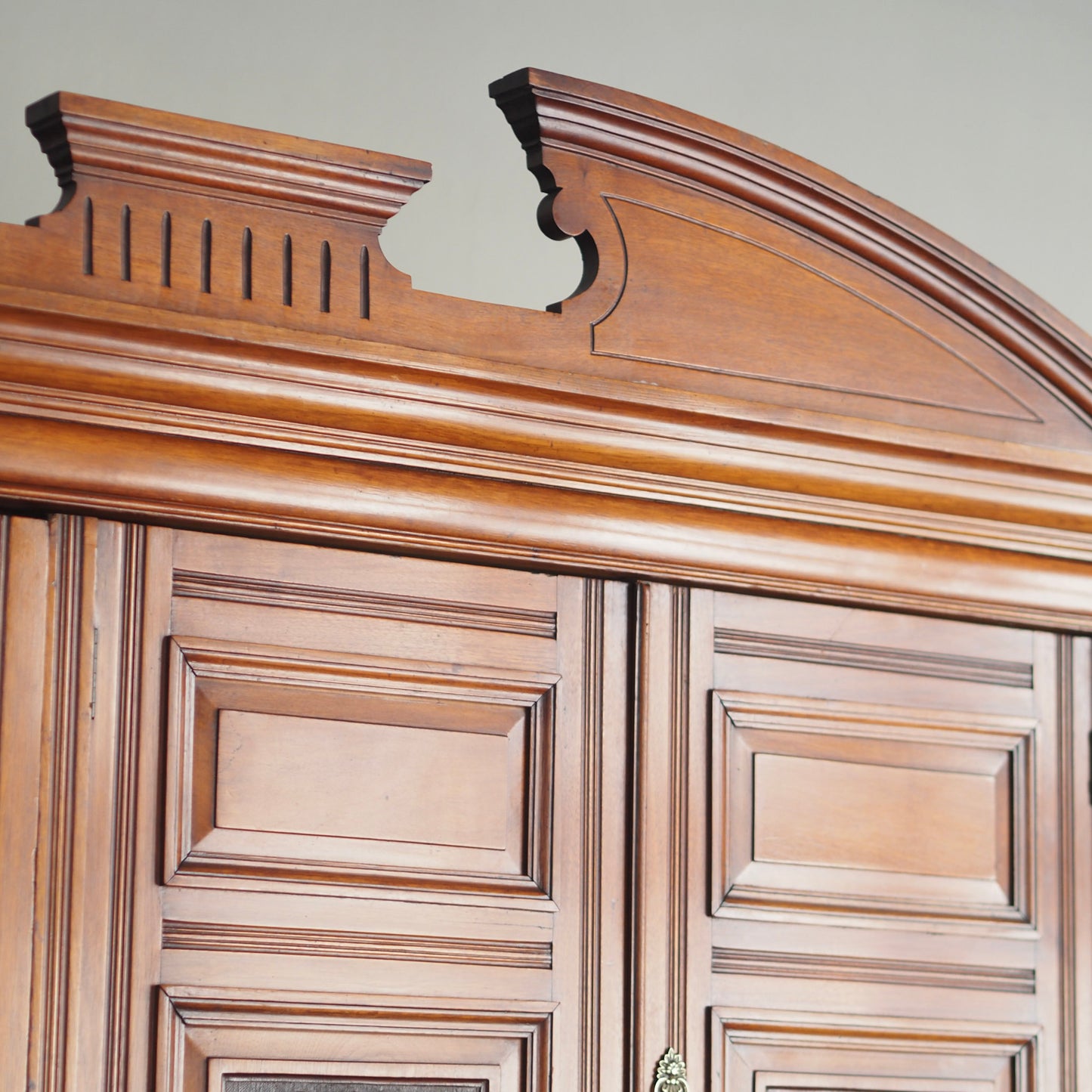 EPOCHE 1890 - Englischer Kleiderschrank mit Spiegel - Gründerzeit