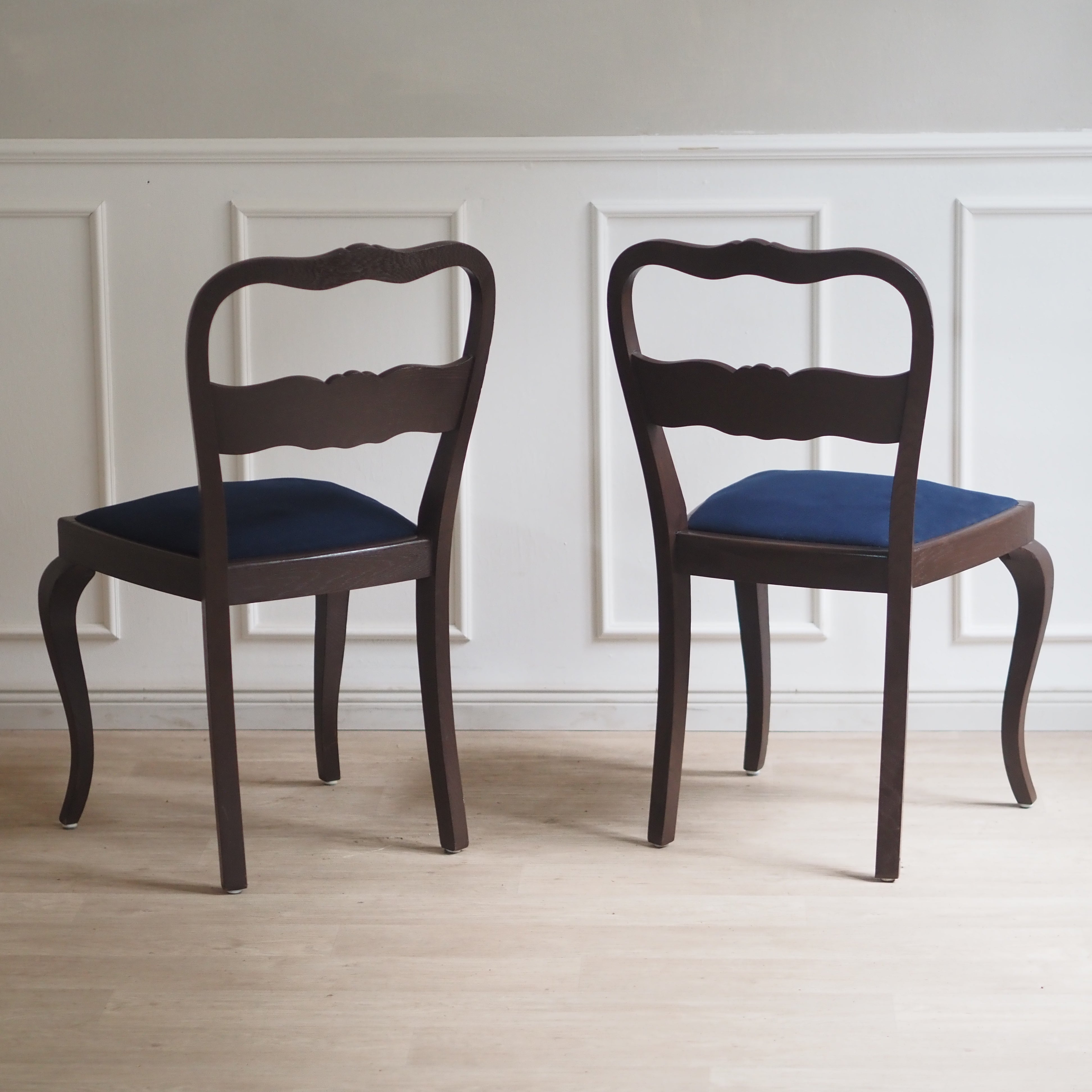 EPOCHE 1920 - 6er Stuhlset mit Schnitzdekor und Samtsitz