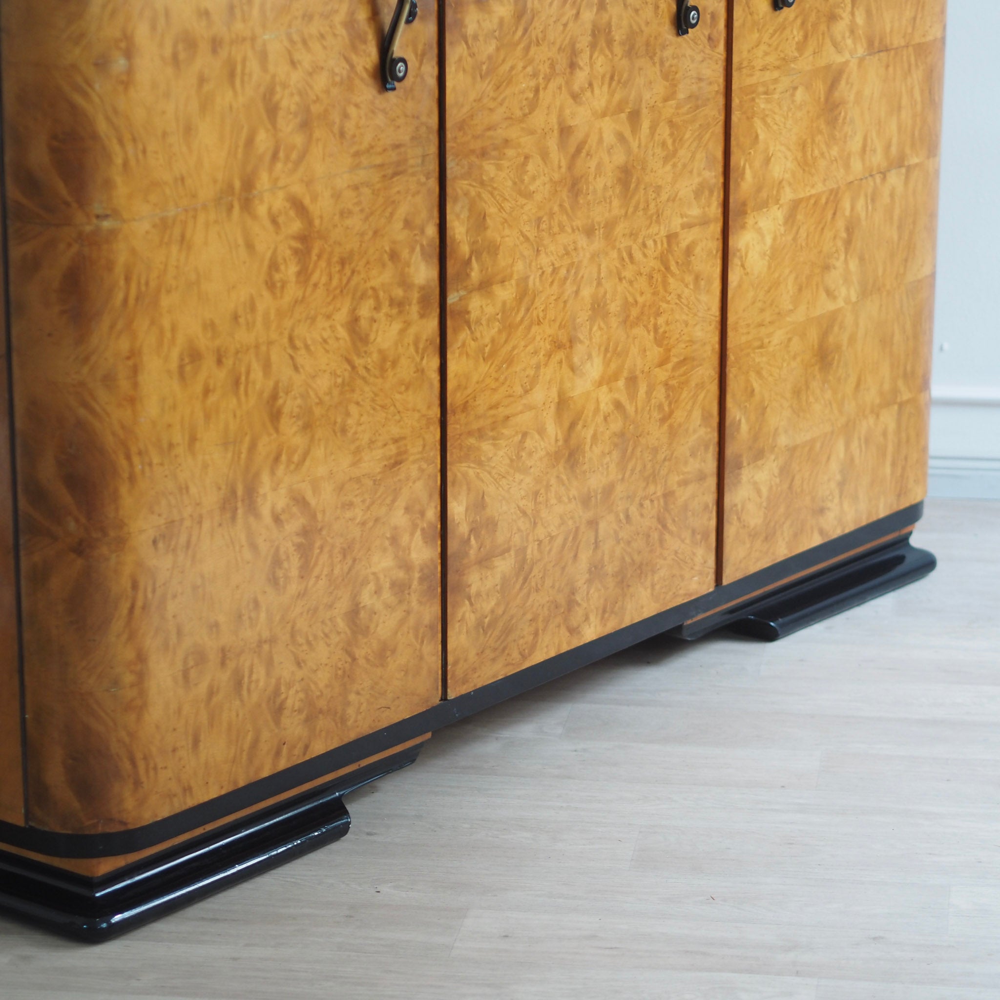 Art-Déco Kleiderschrank dreitürig Wurzelholz um 1940