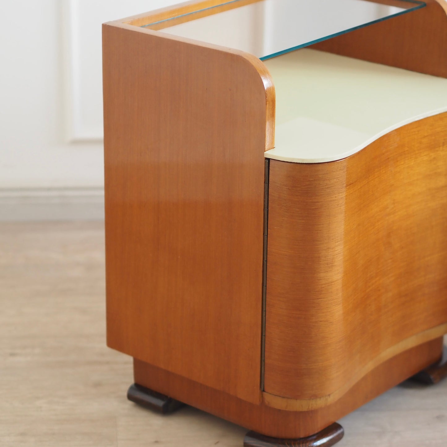 EPOCHE 1930 - Grifflose Art-Déco Nachttische mit Glasablage – Set