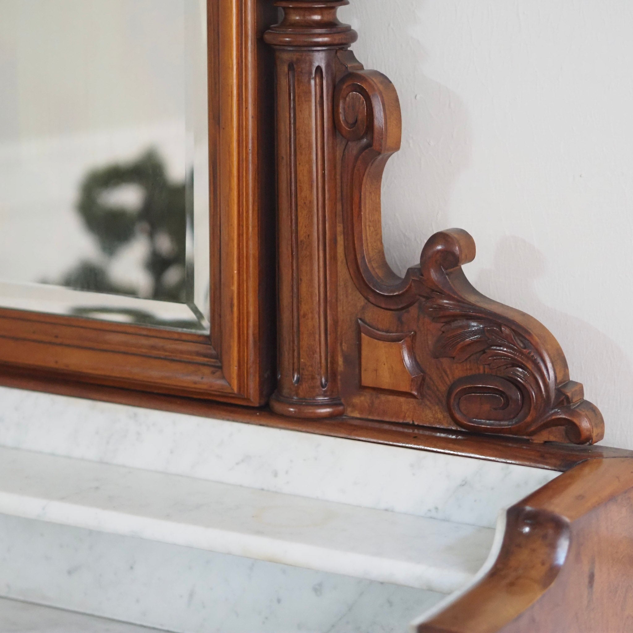 EPOCHE 1880 - Antike Spiegelkommode mit weißem Marmor aus der Gründerzeit