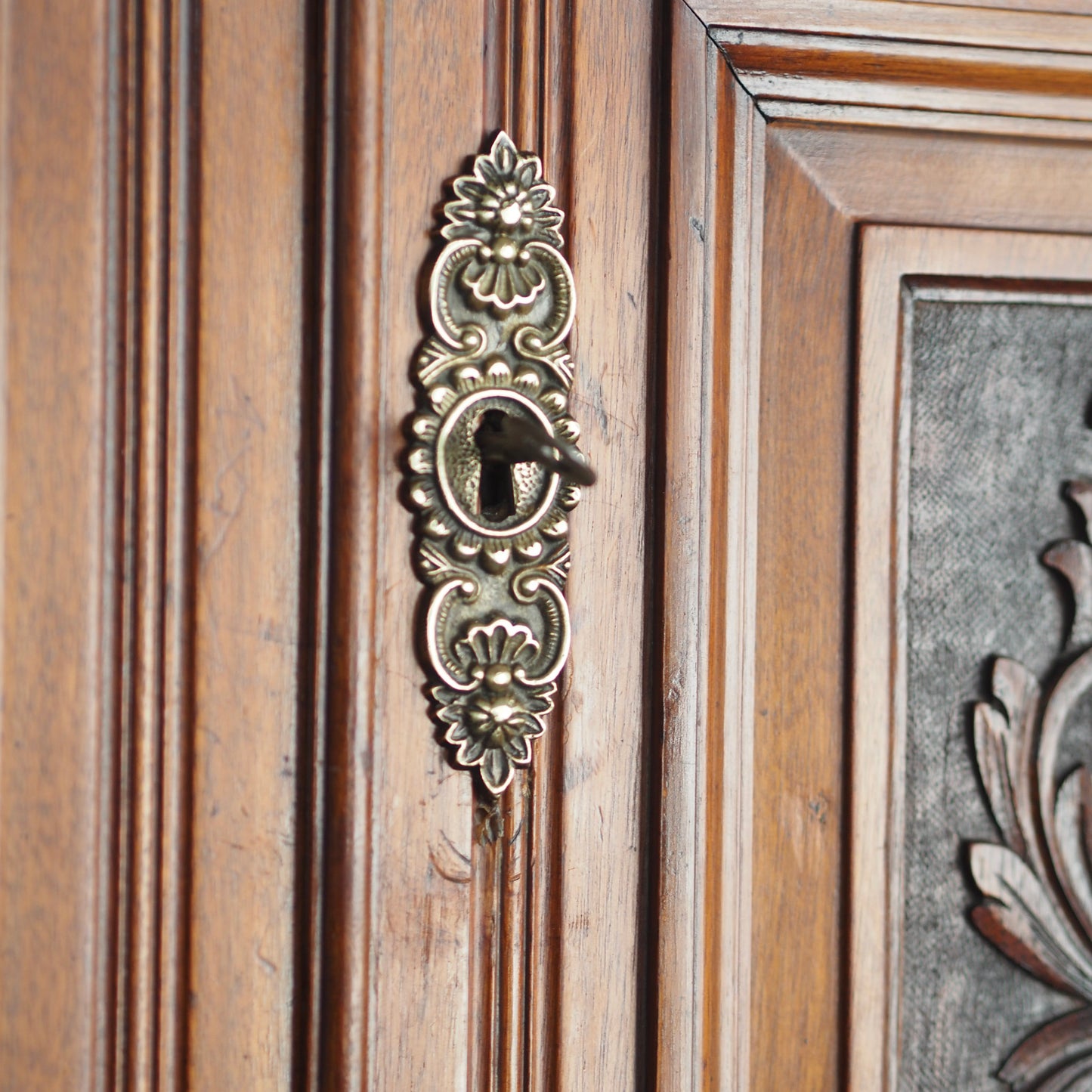 EPOCHE 1890 - Englischer Kleiderschrank mit Spiegel - Gründerzeit
