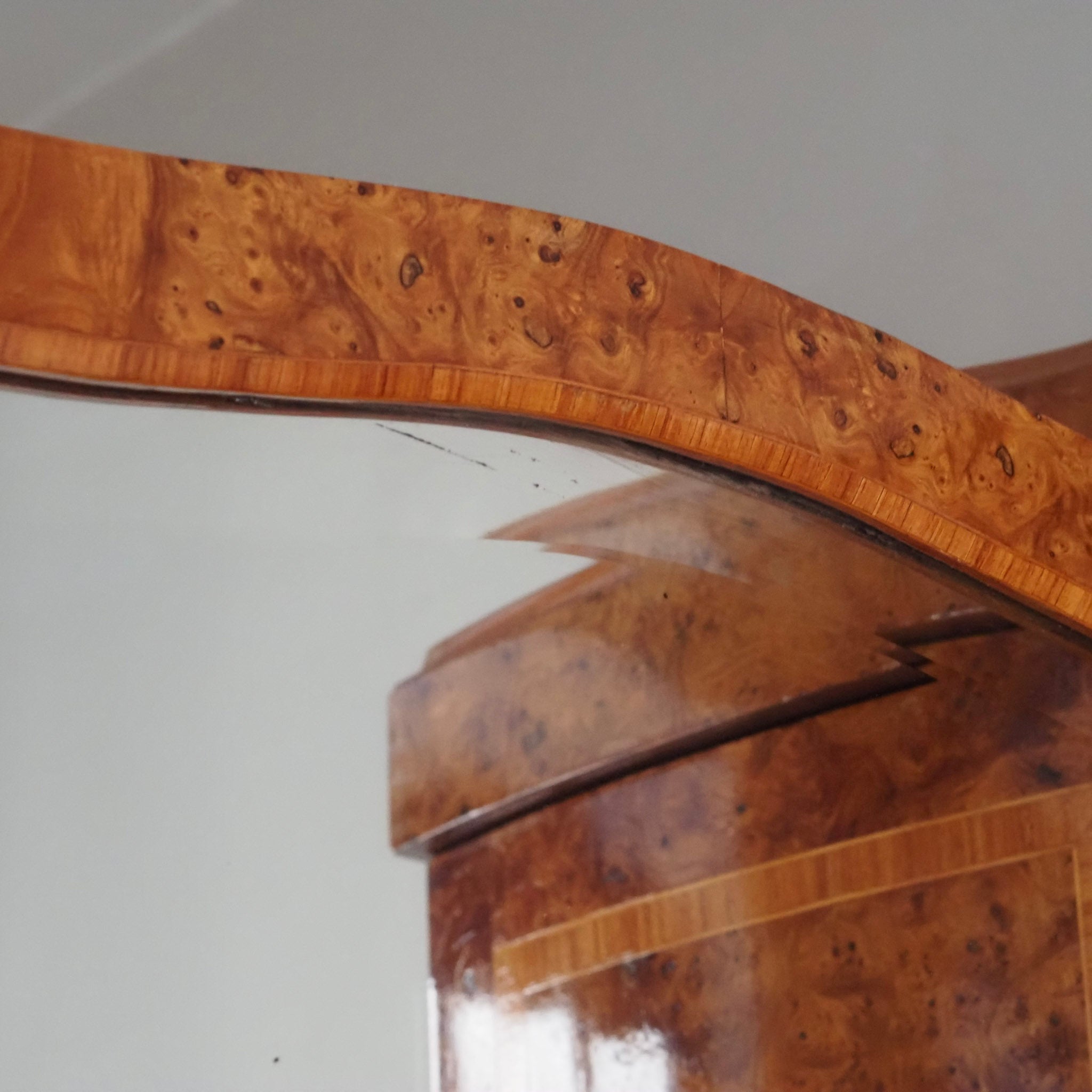 Französischer Kleiderschrank mit Wurzelholz und Intarsien - Großer Spiegel, um 1880–1900