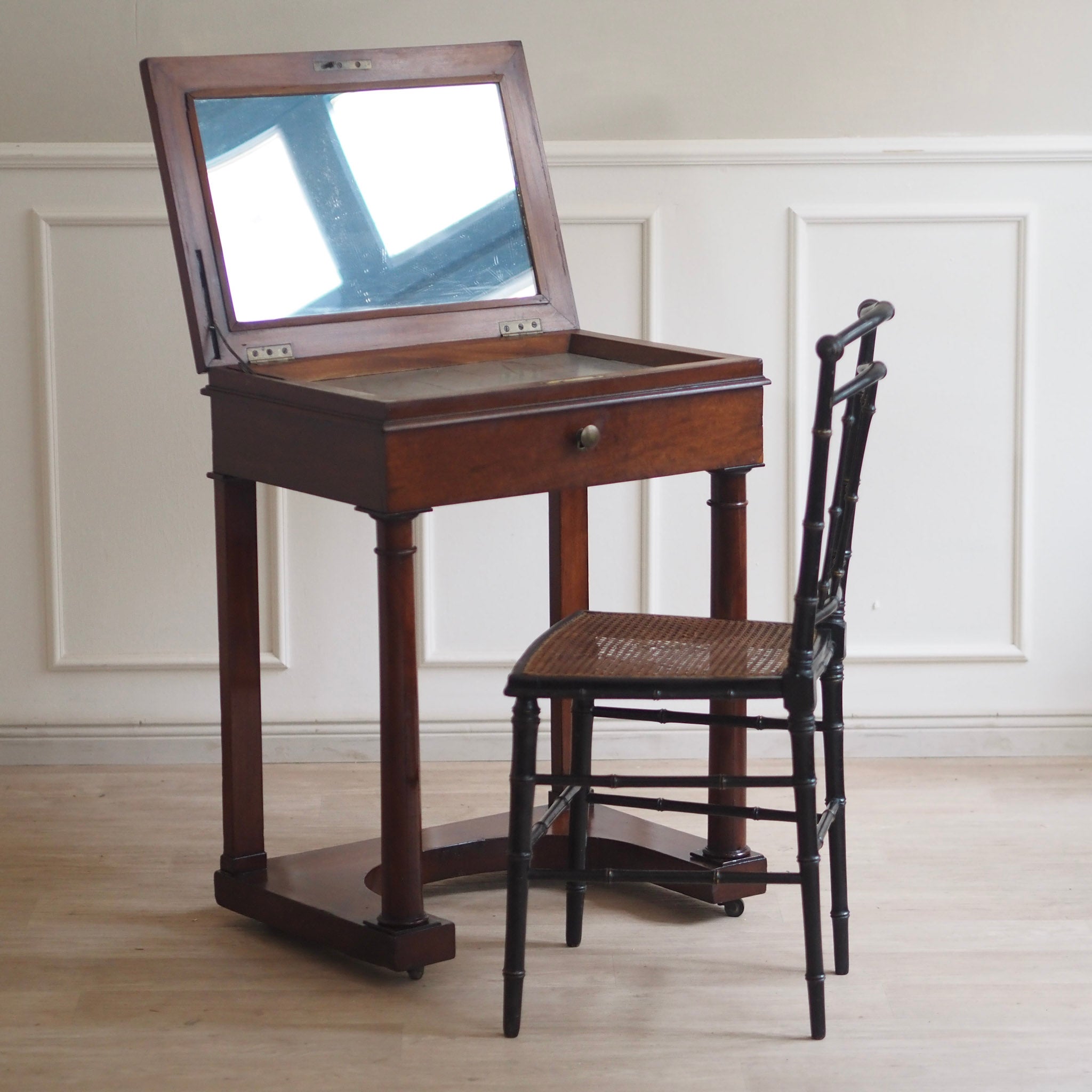 EPOCHE 1850 - Biedermeier, Empire Frisier,- Schmink- & Beistelltisch