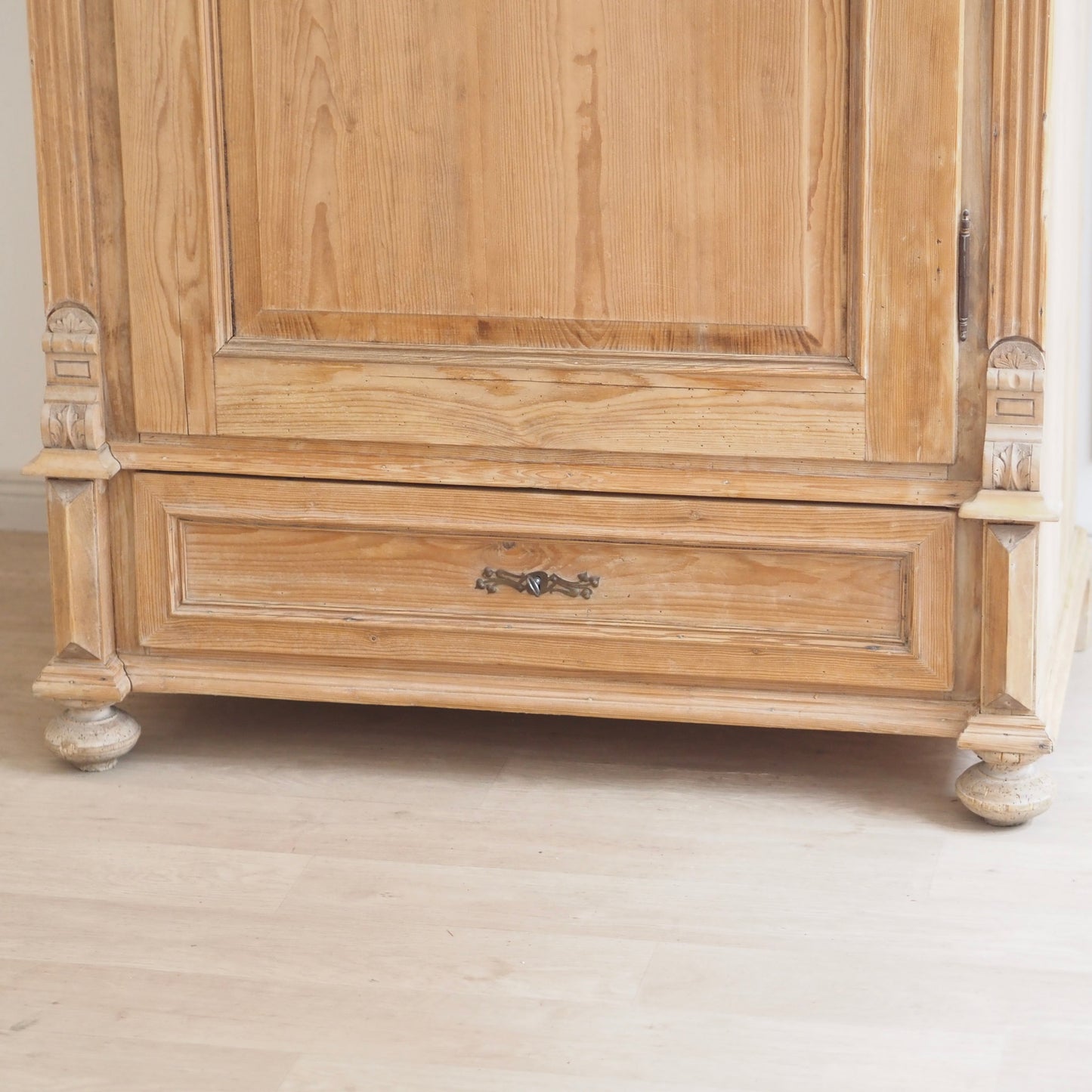 EPOCHE 1890 - Antiker Weichholz Gründerzeit Kleiderschrank mit Kleiderhaken