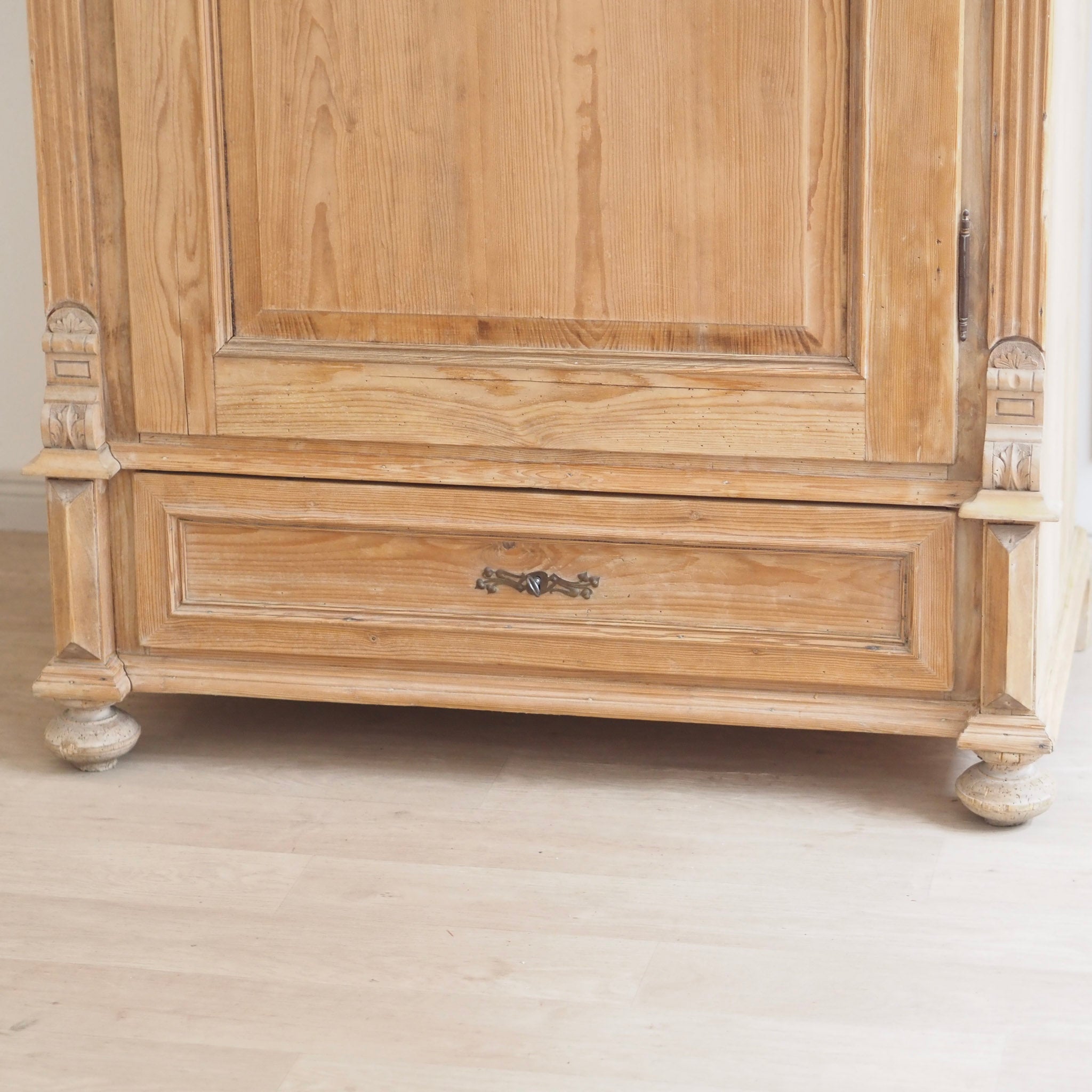 EPOCHE 1890 - Antiker Weichholz Gründerzeit Kleiderschrank mit Kleiderhaken